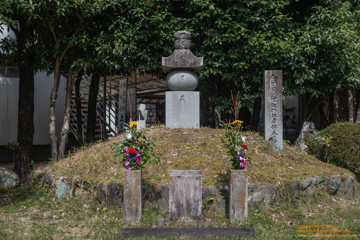 De nombreuses stèles au Ryozen Kannon