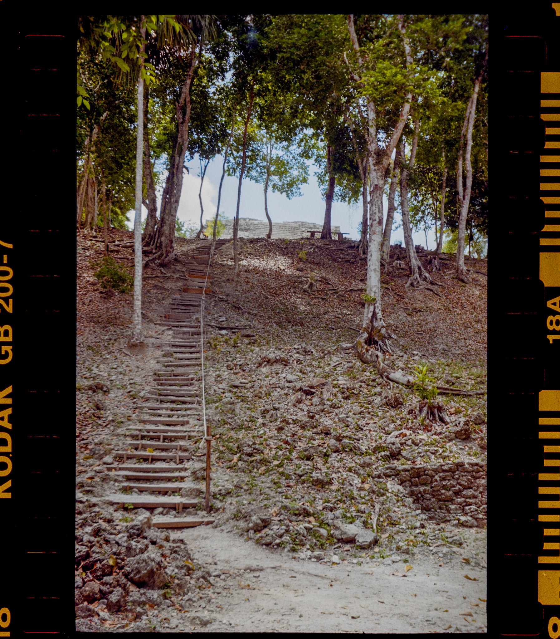ascension d'une pyramide, quelque part sous nos pieds