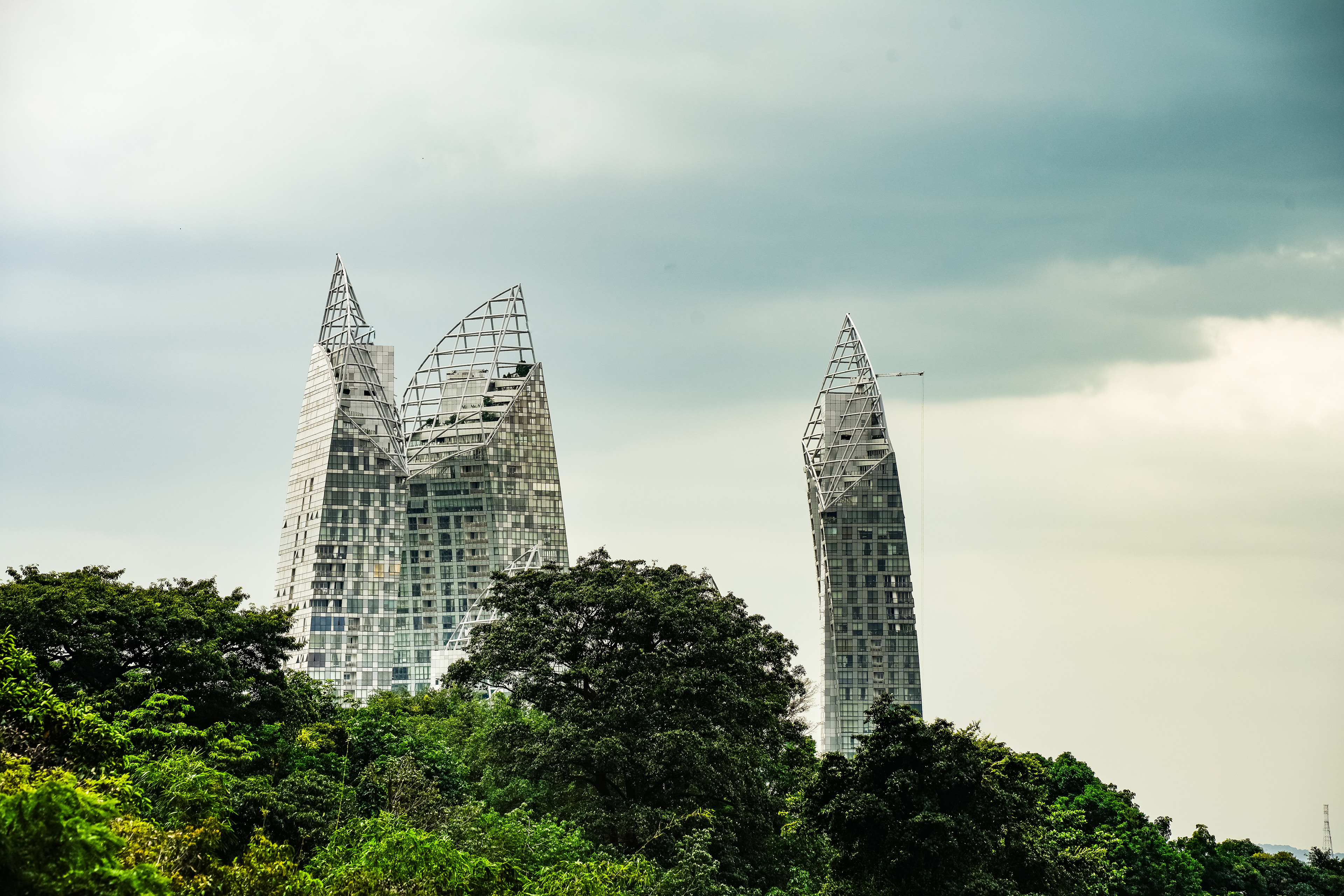 point de vue orageux avec le Reflections de Keppel Bay