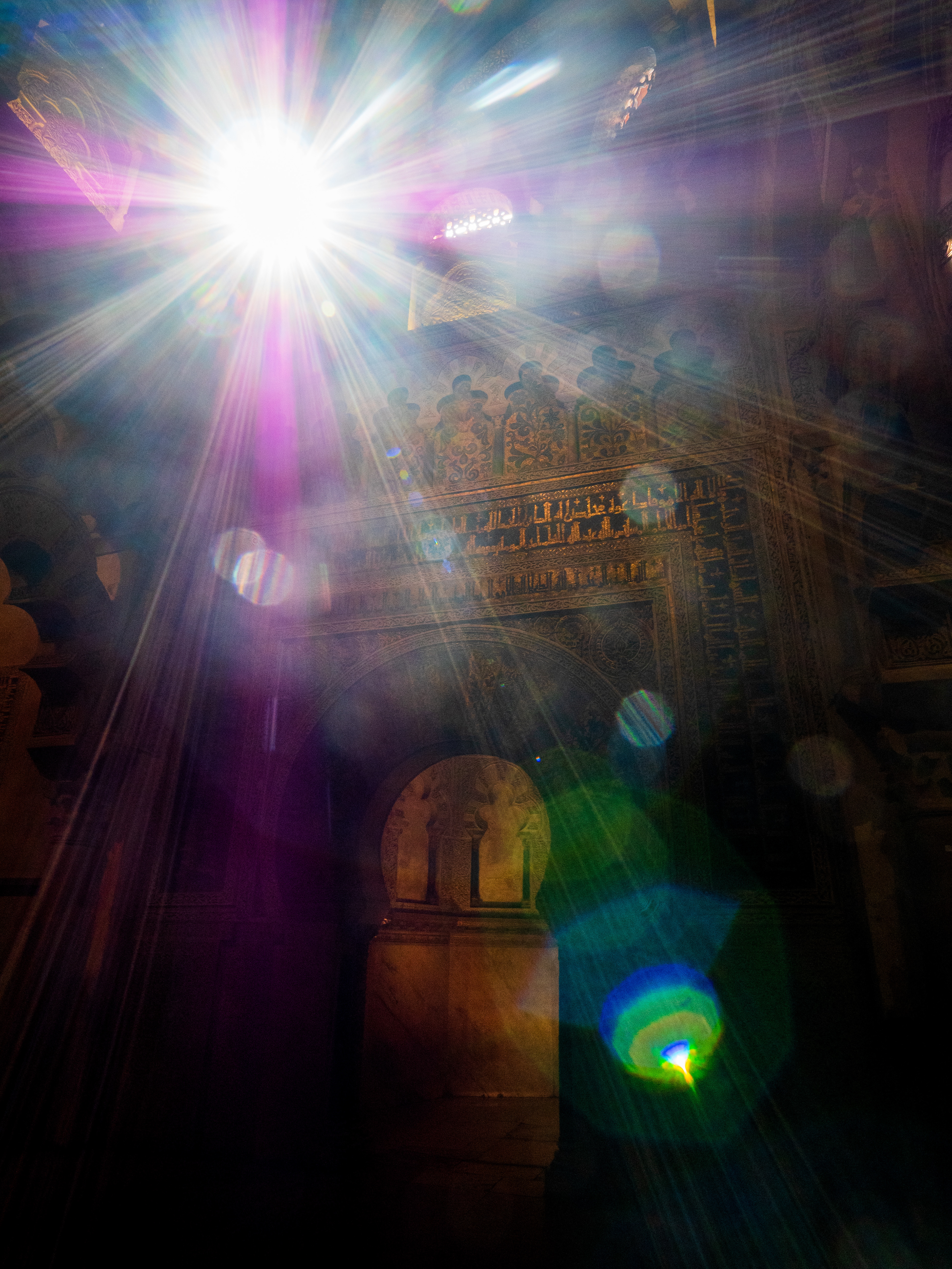 Le mihrab envahi de lumière