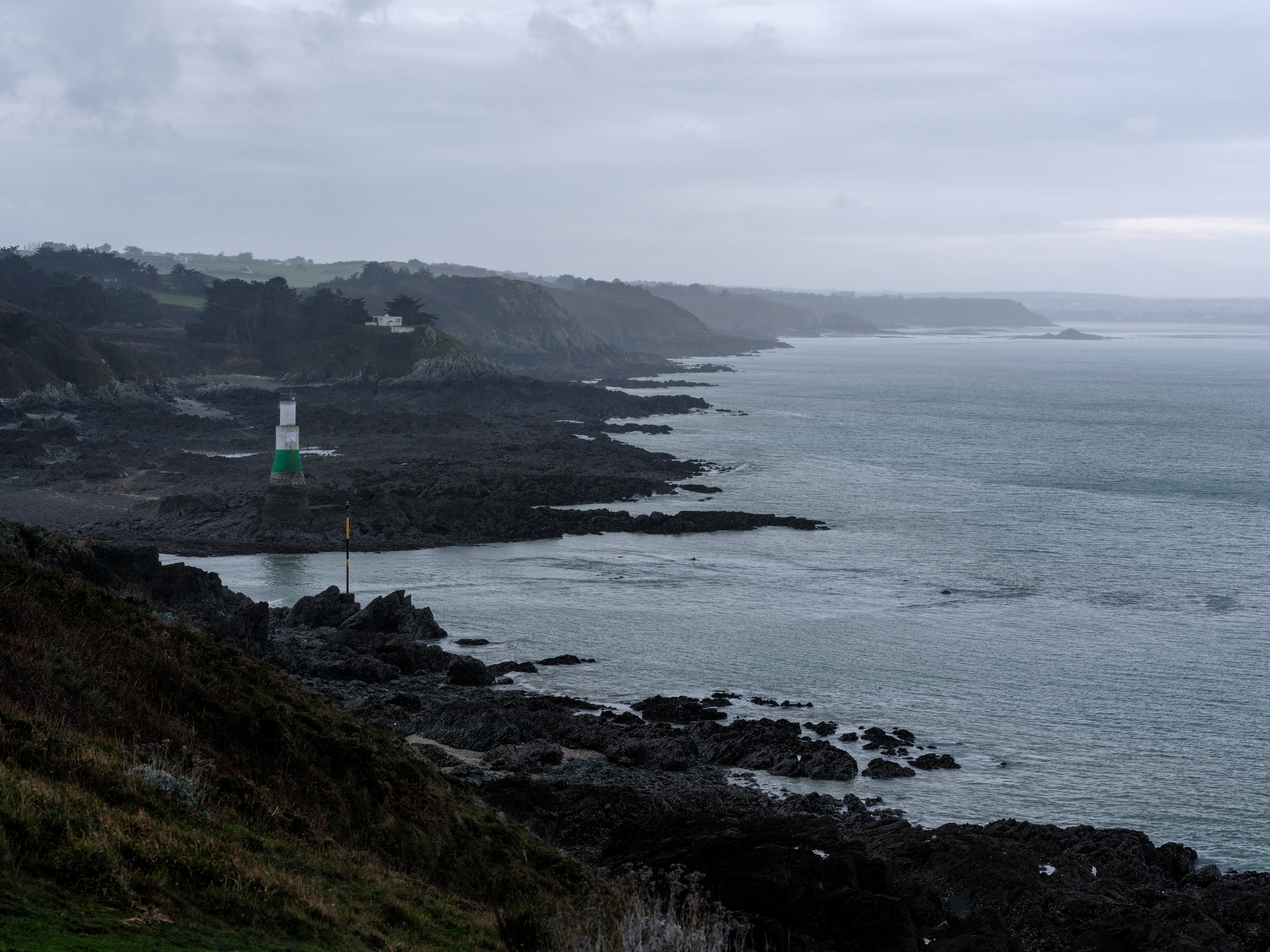 côte sauvage vers la sortie du port