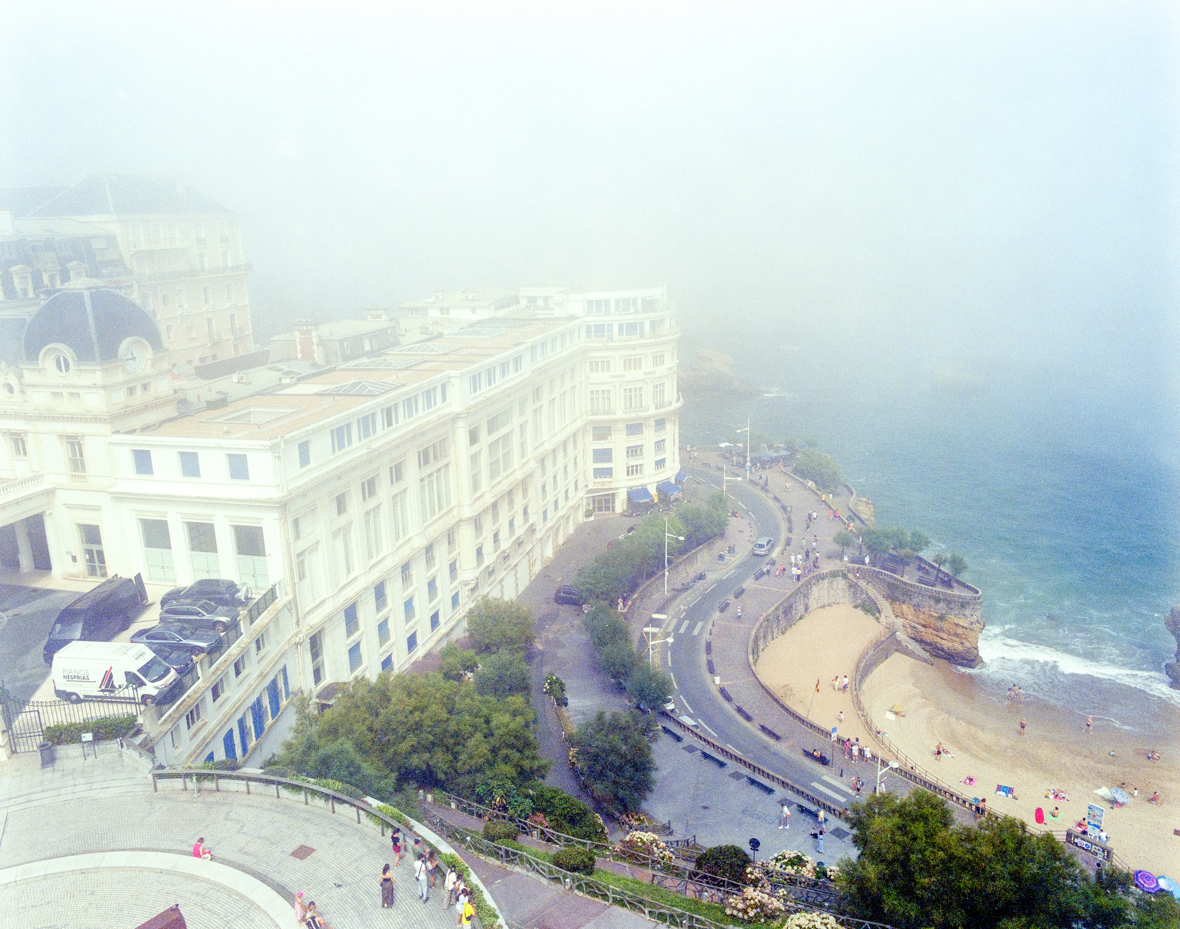 Place Bellevue sous la brume en argentique. Pentax 17, portra 160
