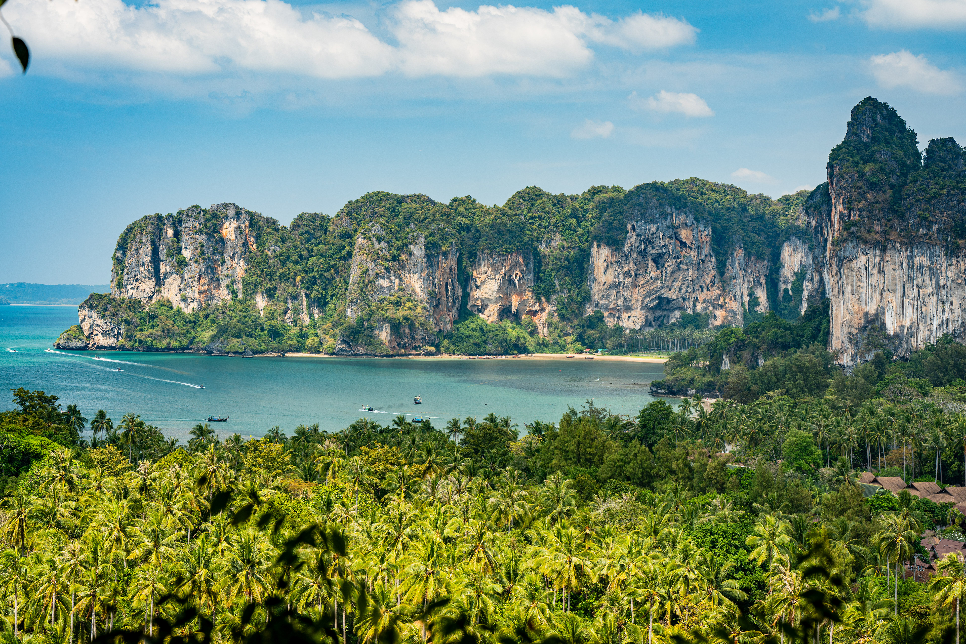 Tonsai beach au fond, encore plus exclusive que Railay