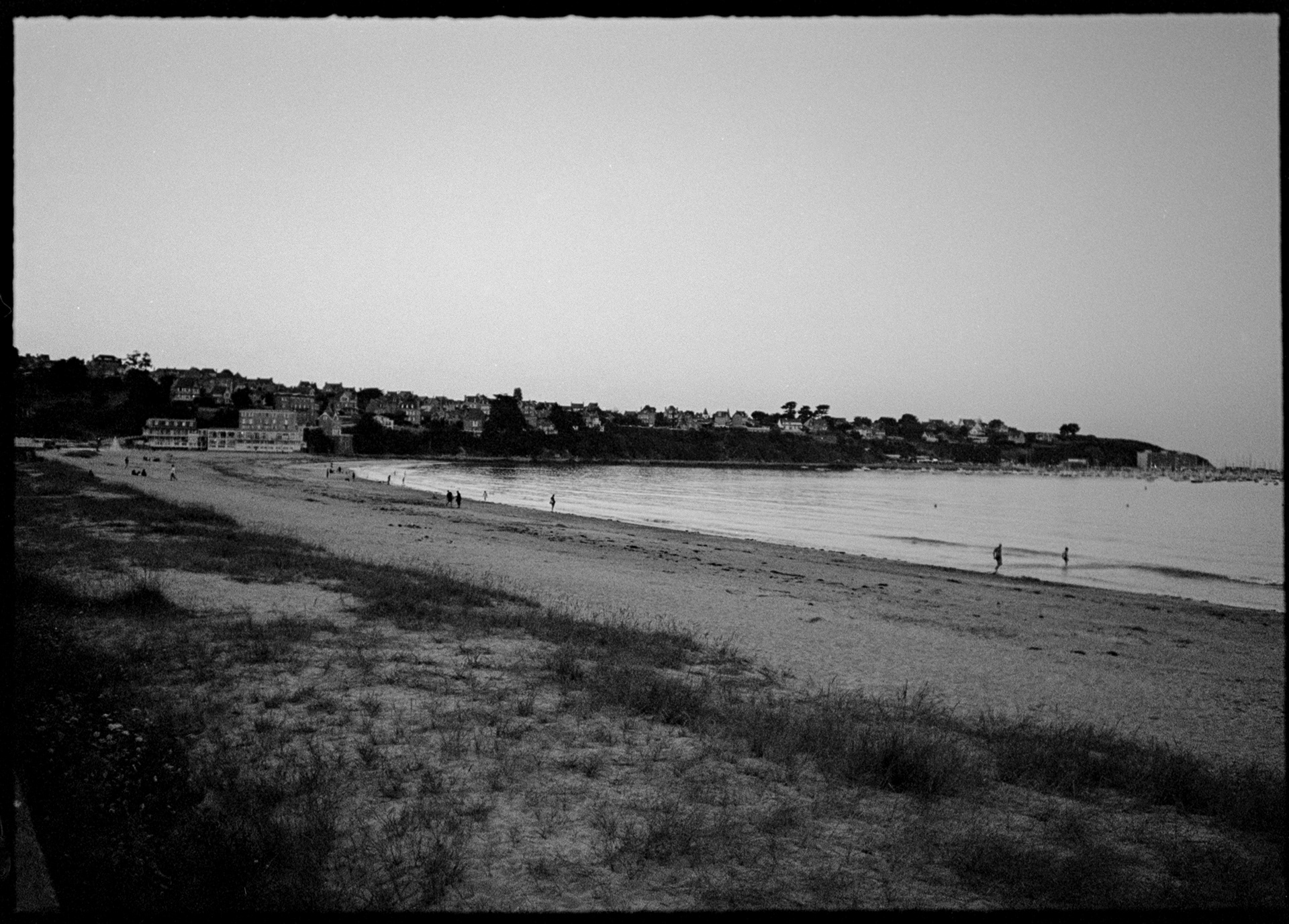 La grande plage, pentax 17, Ilford XP2
