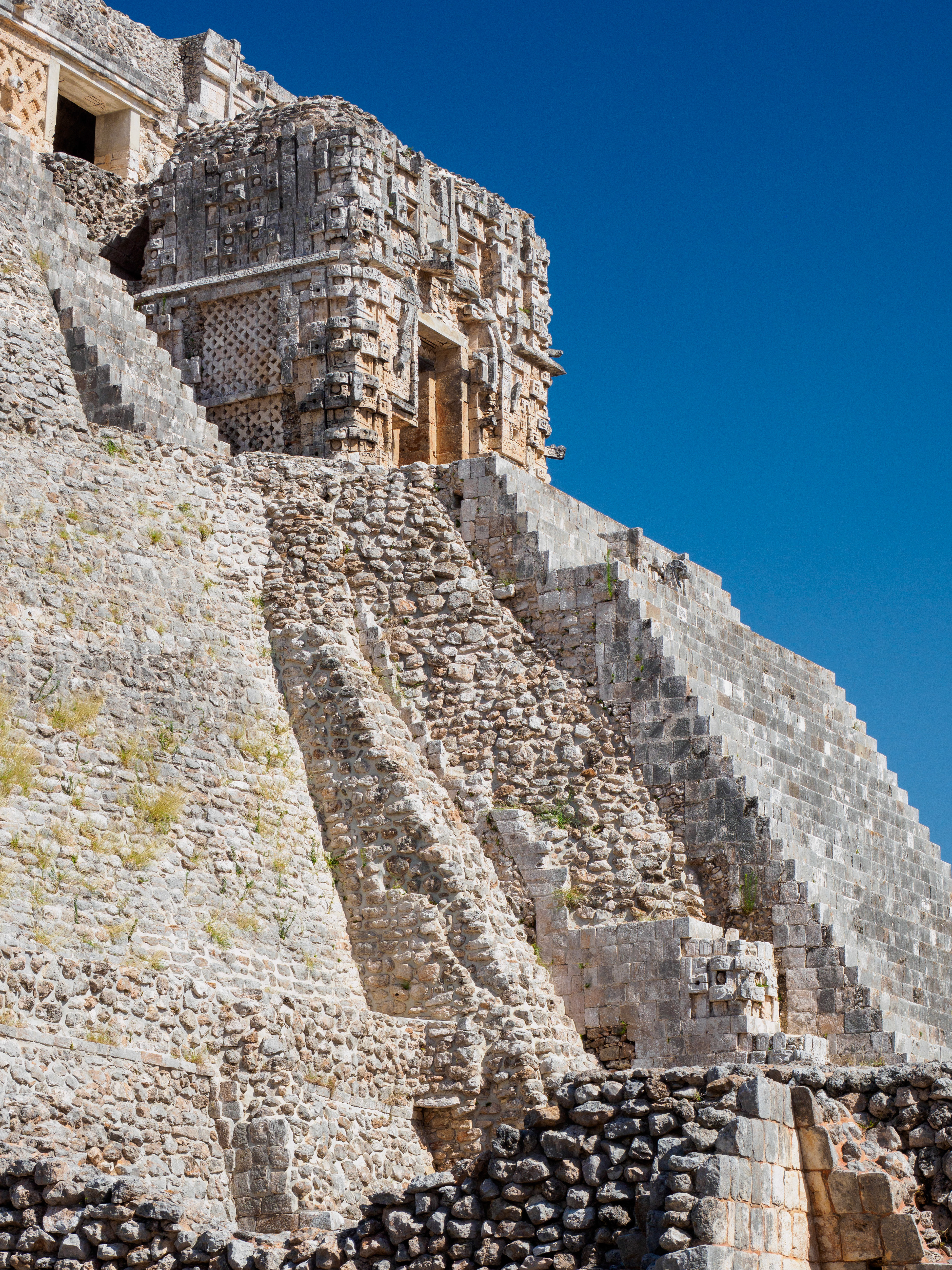 La gueule du seL'escalier qui mène à la gueule de la pyramide (temple de la 4ème génération)rpent