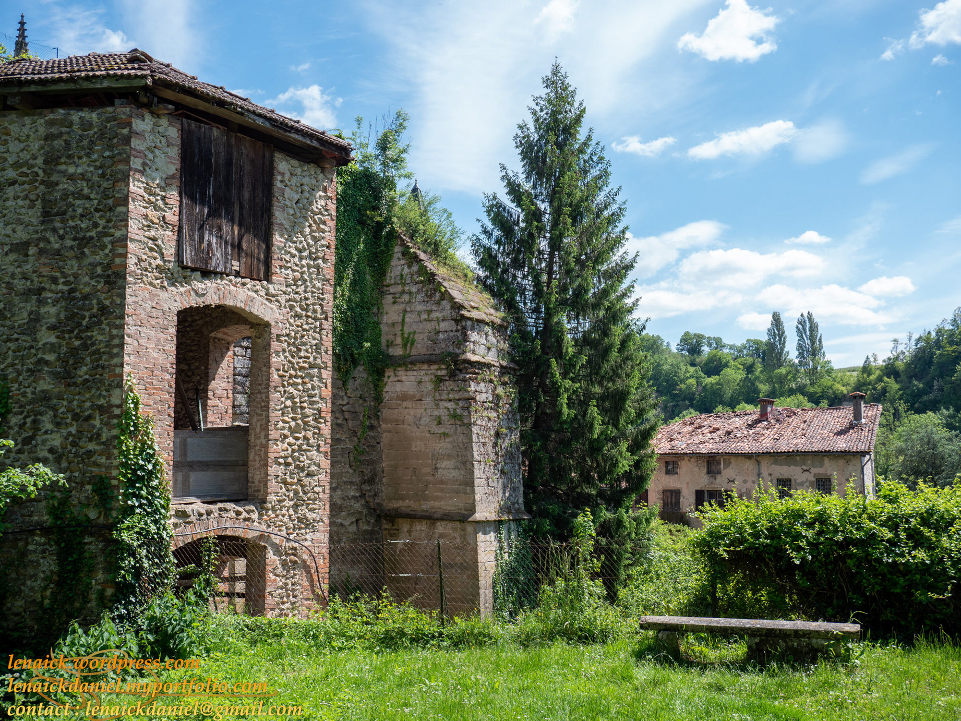 Au pied des contreforts soutenant le jardin de l'abbaye