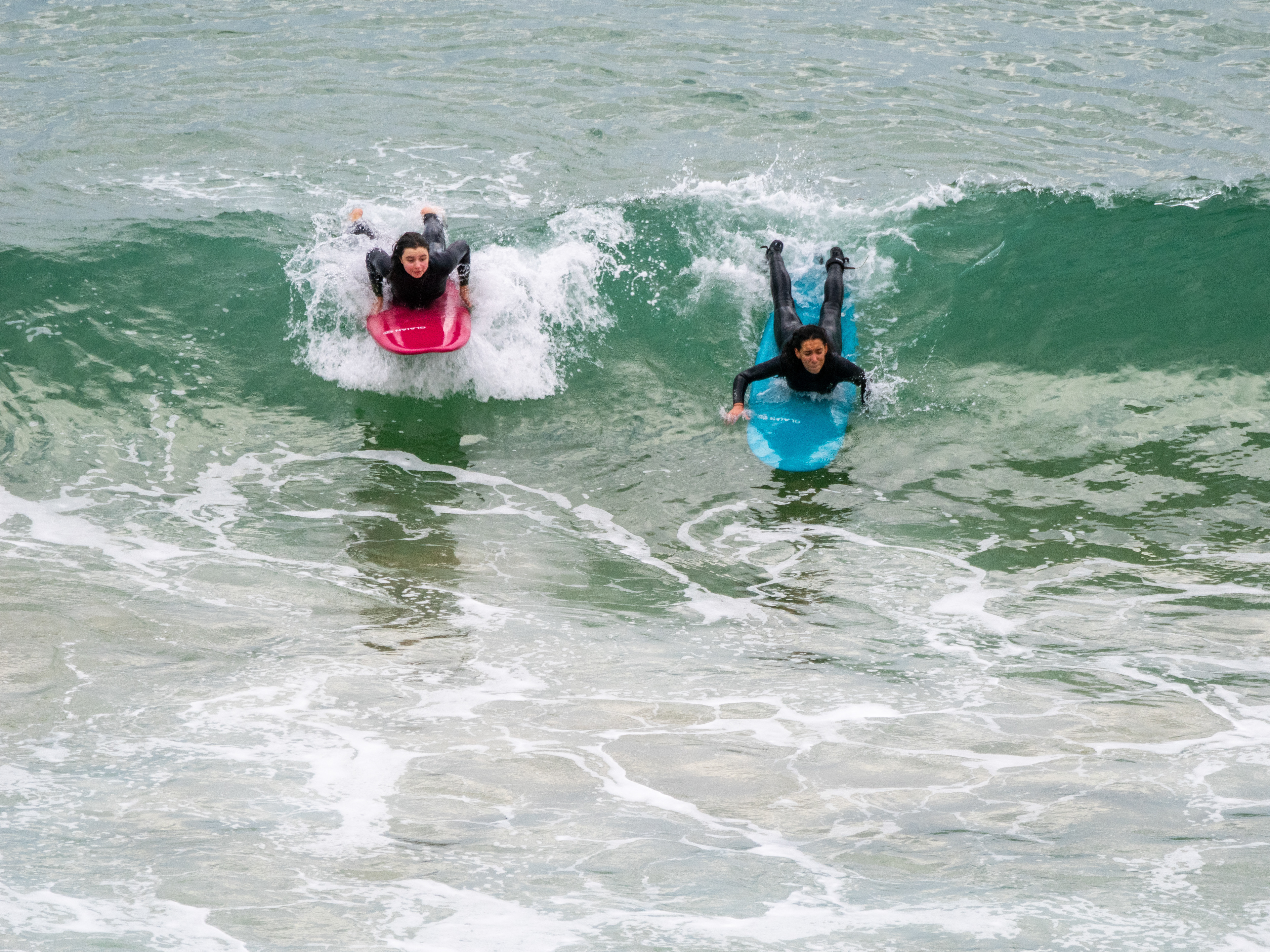 surfeuses sur la vague
