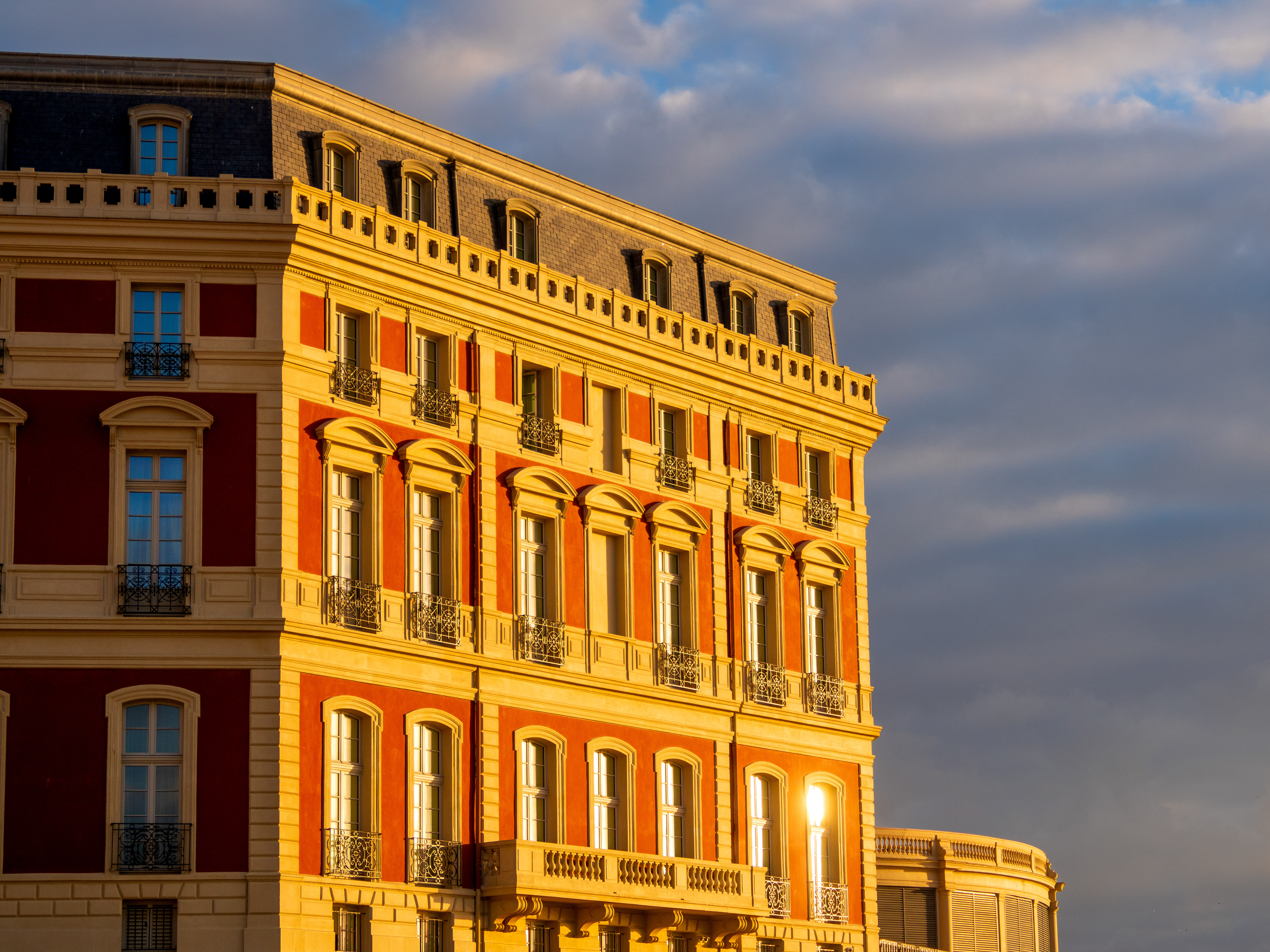 Un coup d'oeil sur la façade du Palais d'Eugénie