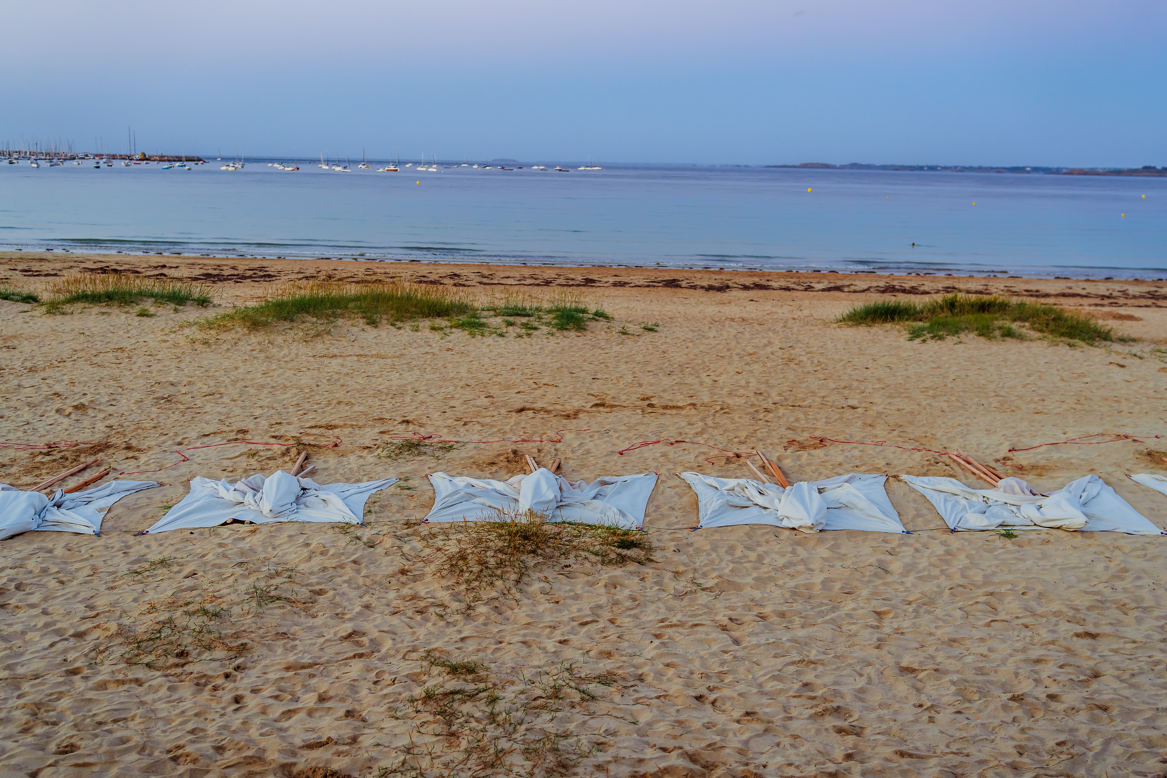 Tentes démontées sur la grande plage