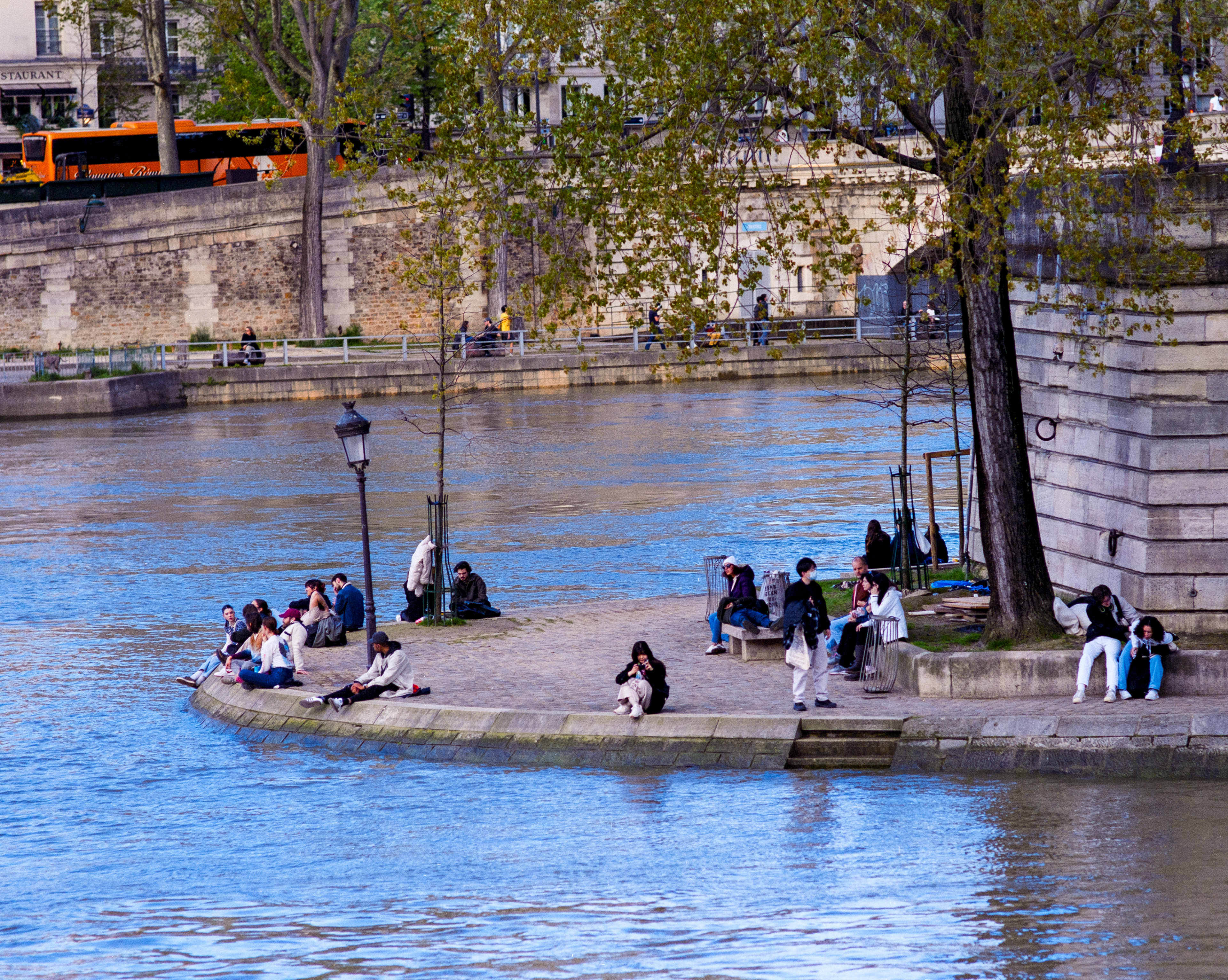 Repos sur les quais de Seine. Pentax 67 - Fuji pro 400H
