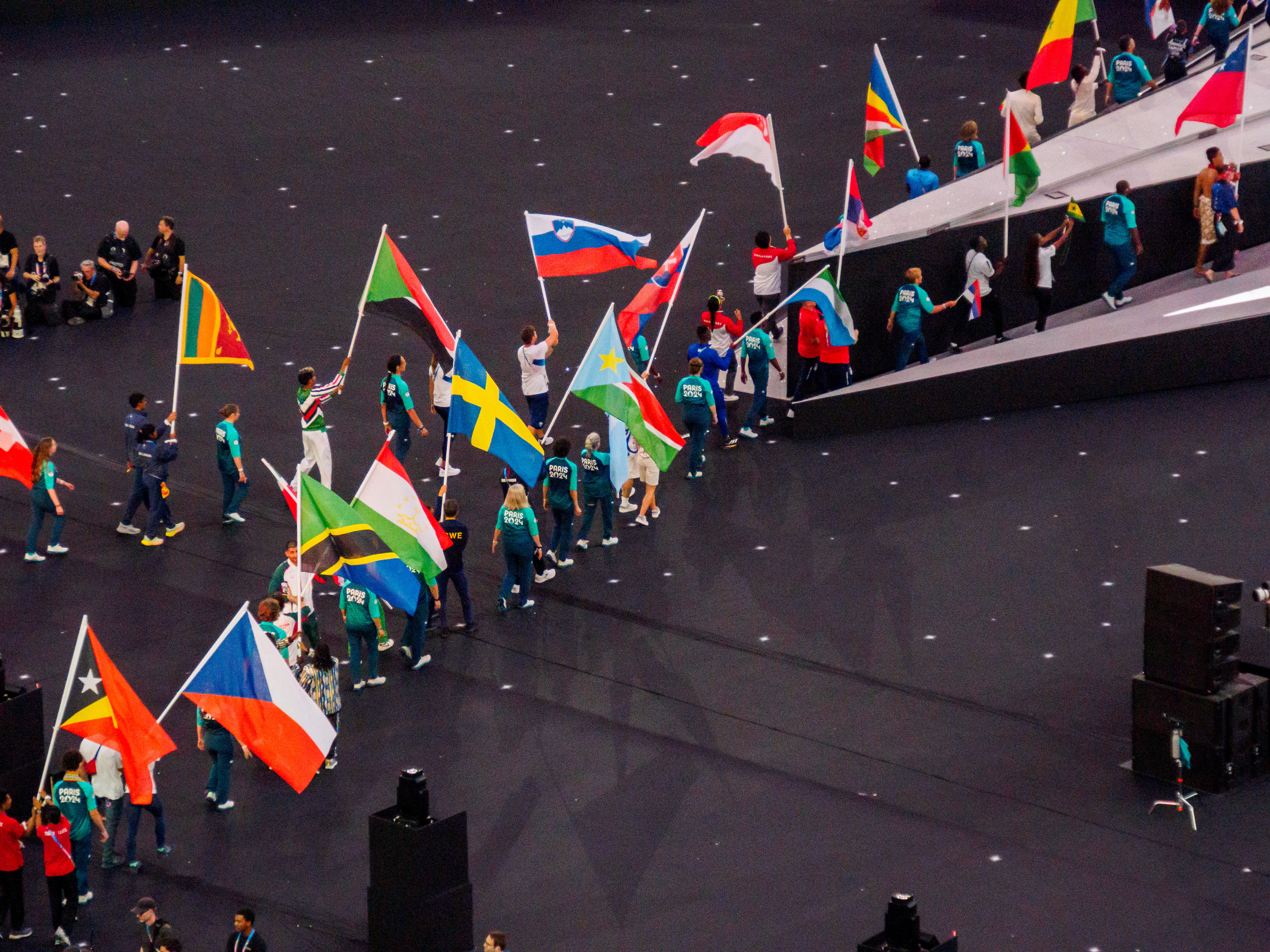 Défilé des porte drapeaux des délégations