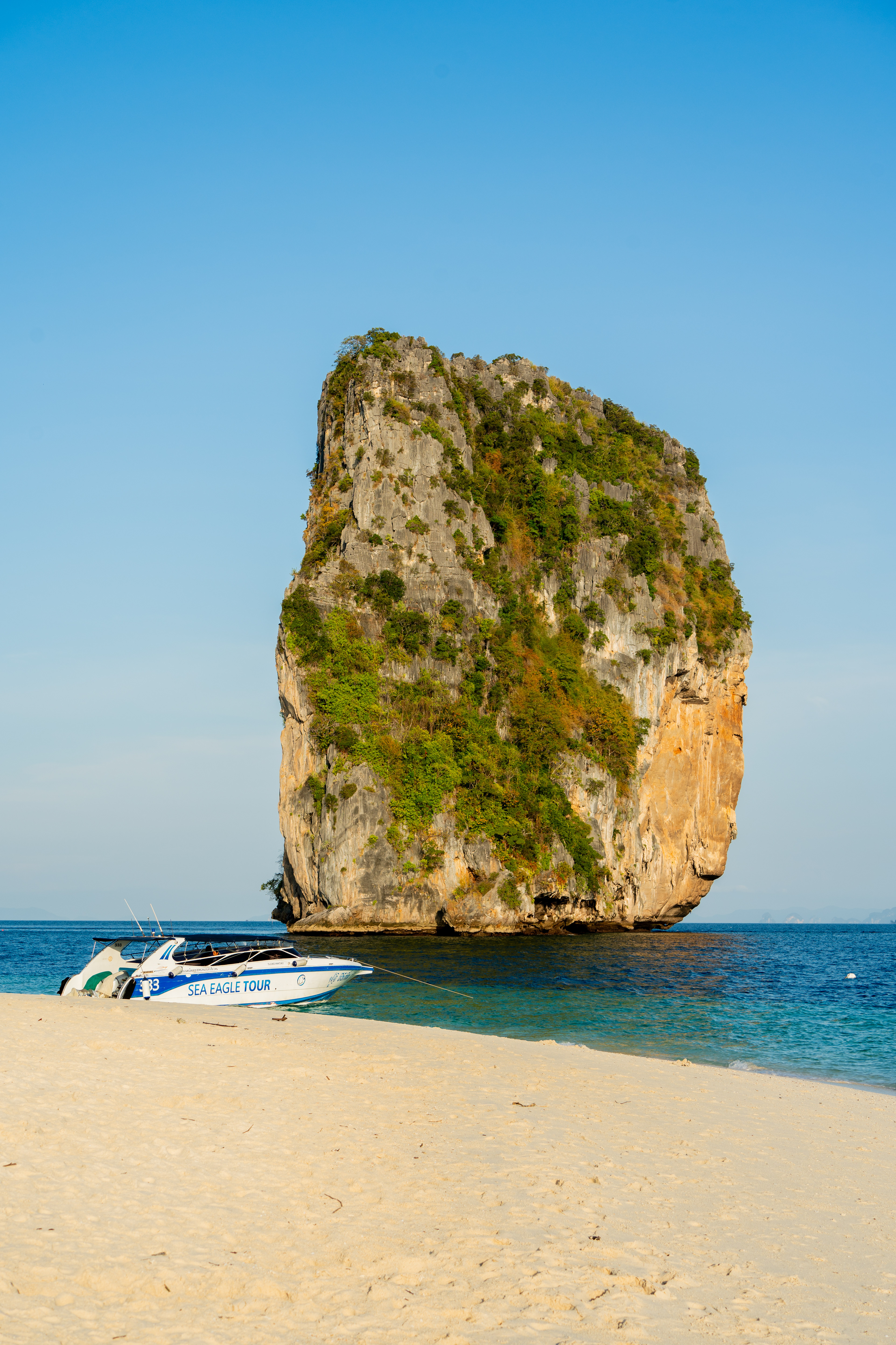 la magie commence à buguer quand un speedboat se fout au milieu de la carte postale
