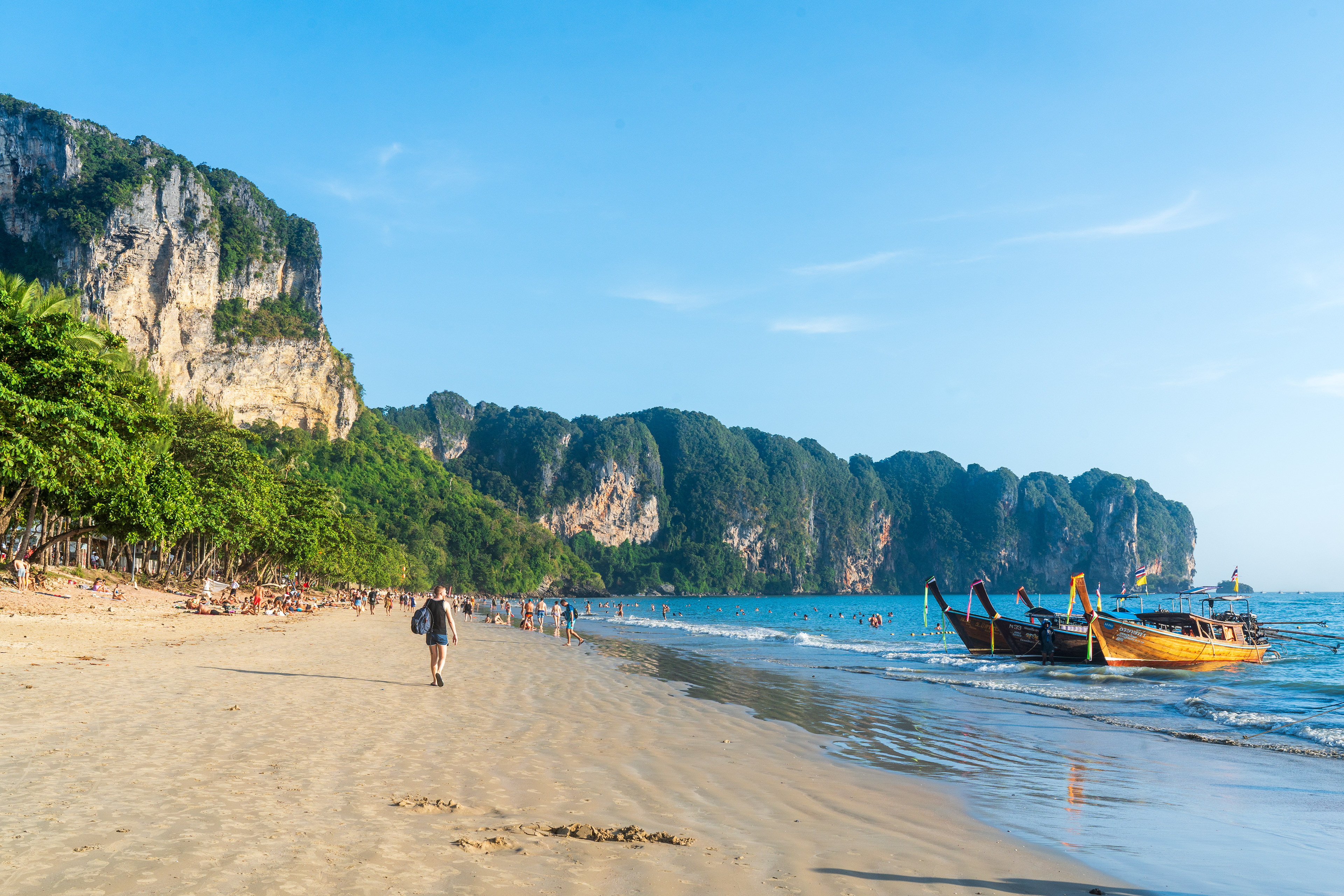 De nombreux tailboats en guise de navette. Typique, mais bruyant. Et parfois très polluants