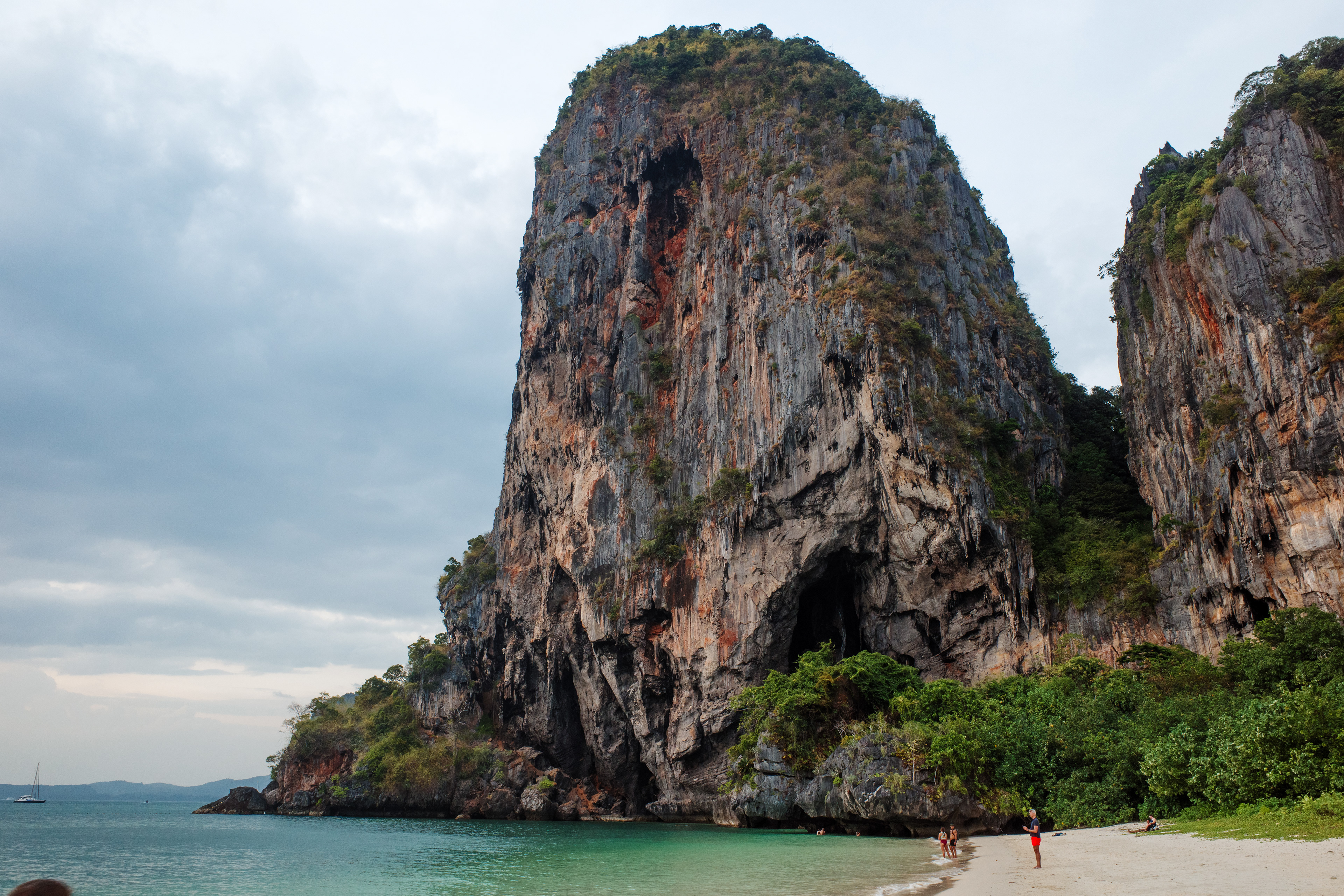 L'extrémité de la plage et la structure qui sépare Phra Nang Beach de Railay West
