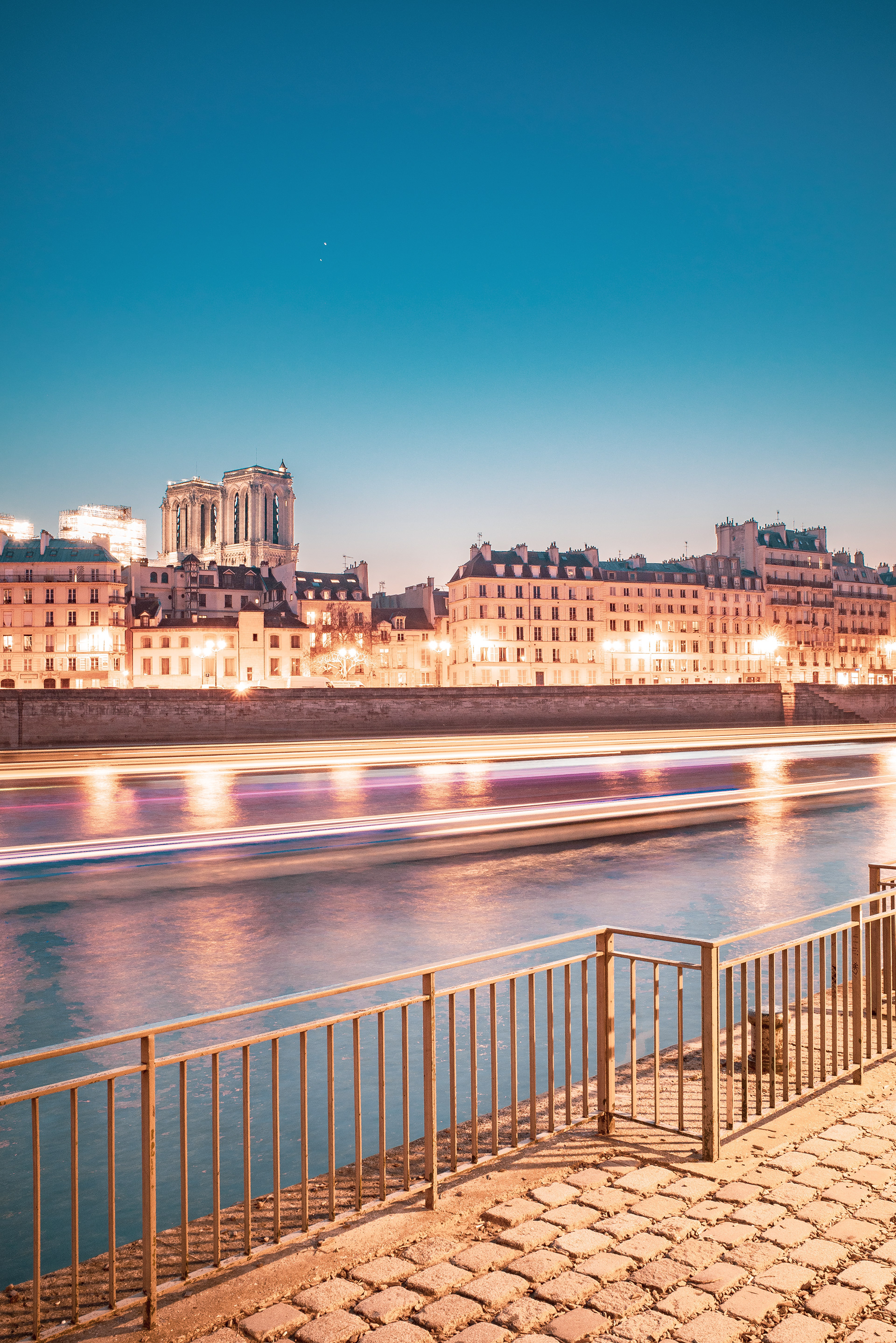 conjonction de Vénus et Saturne dans le ciel parisien