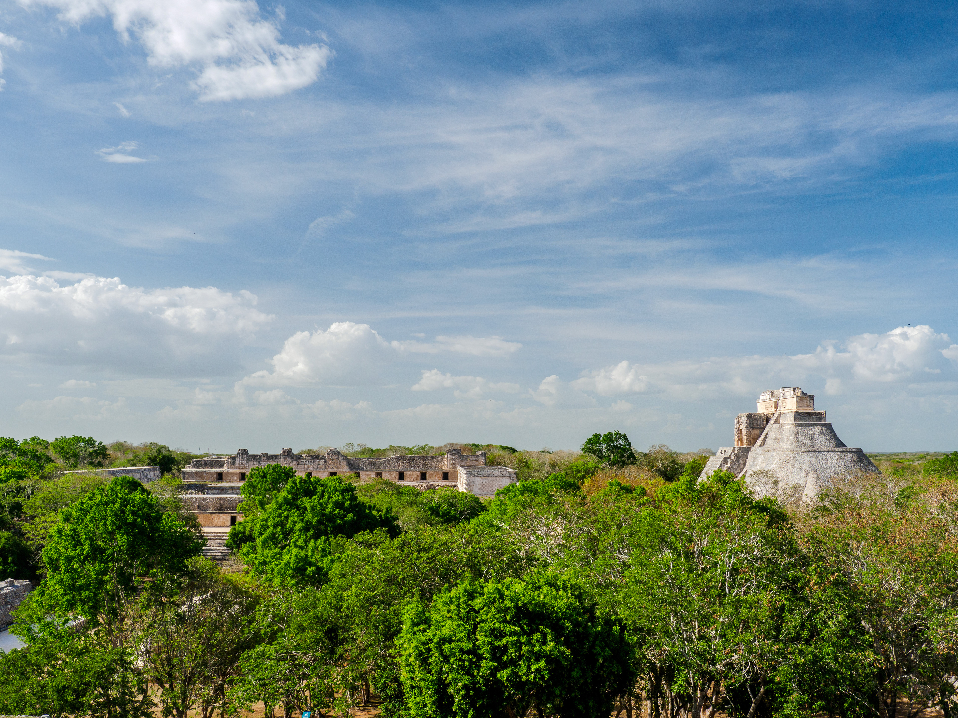 Temple du devin vu depuis la plate forme du palais du gouverneur