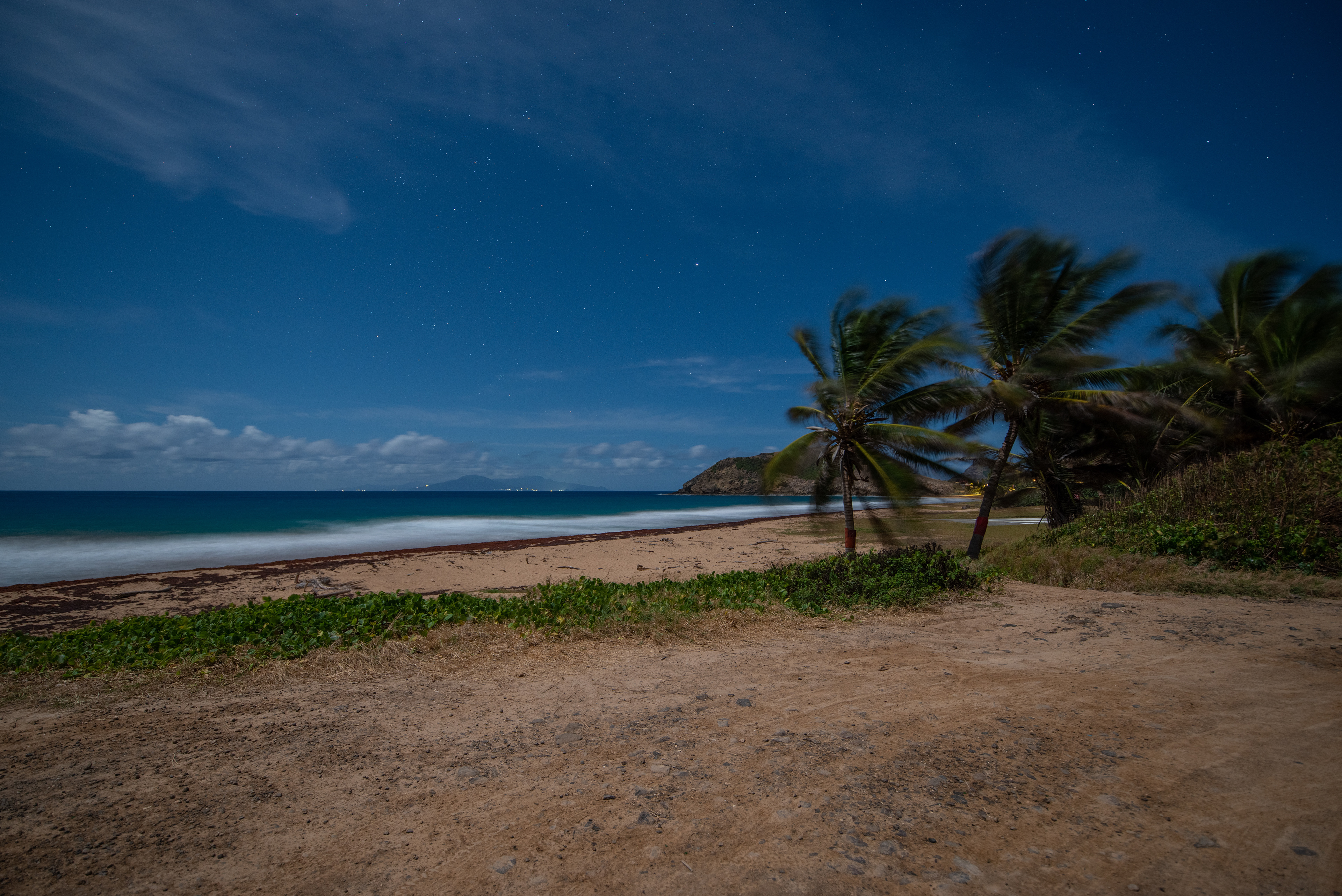 Vue sur les étoiles et la Dominique à Grande Anse, aux Saintes