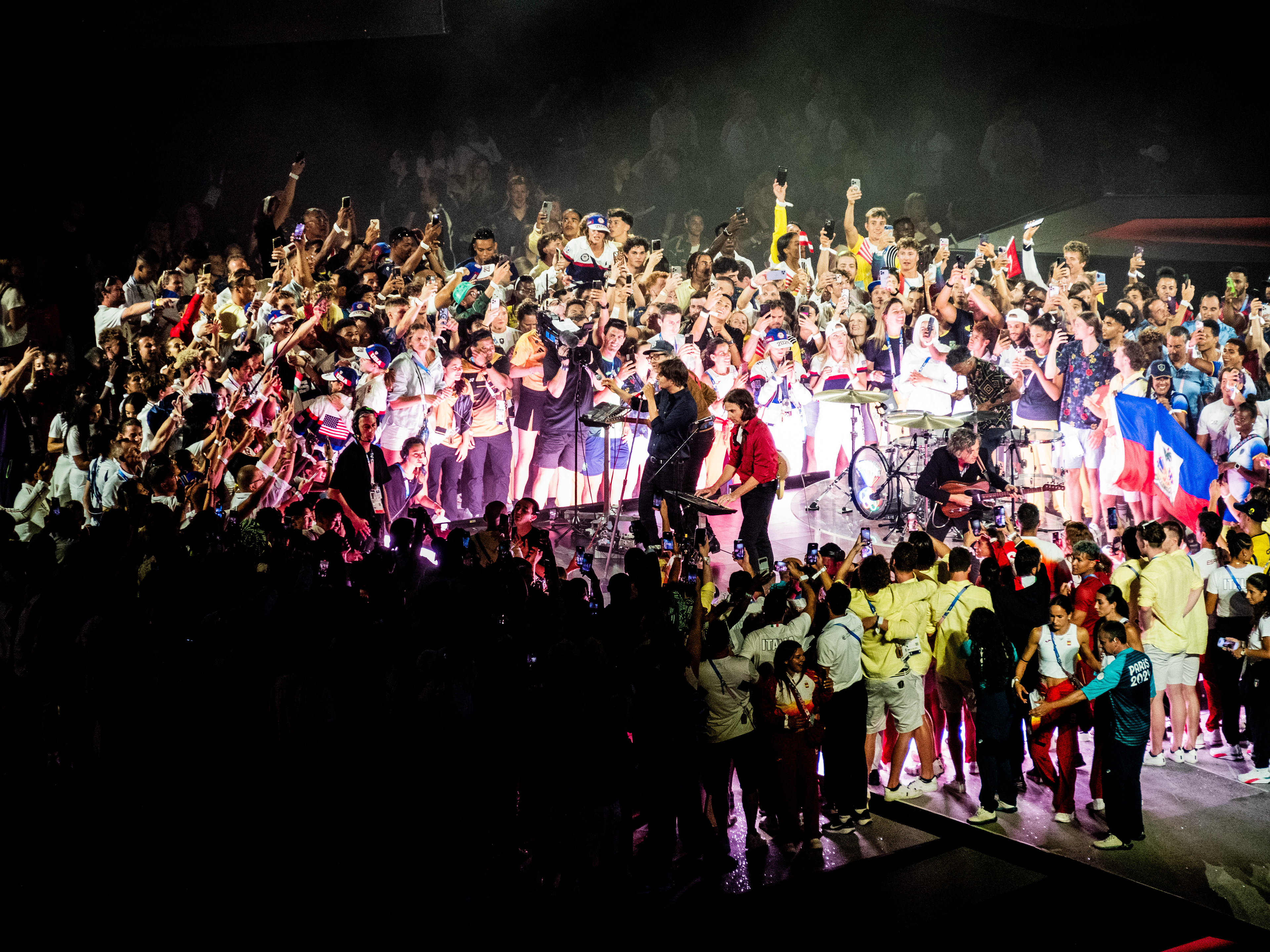 Foule d'athlètes autour de Phoenix
