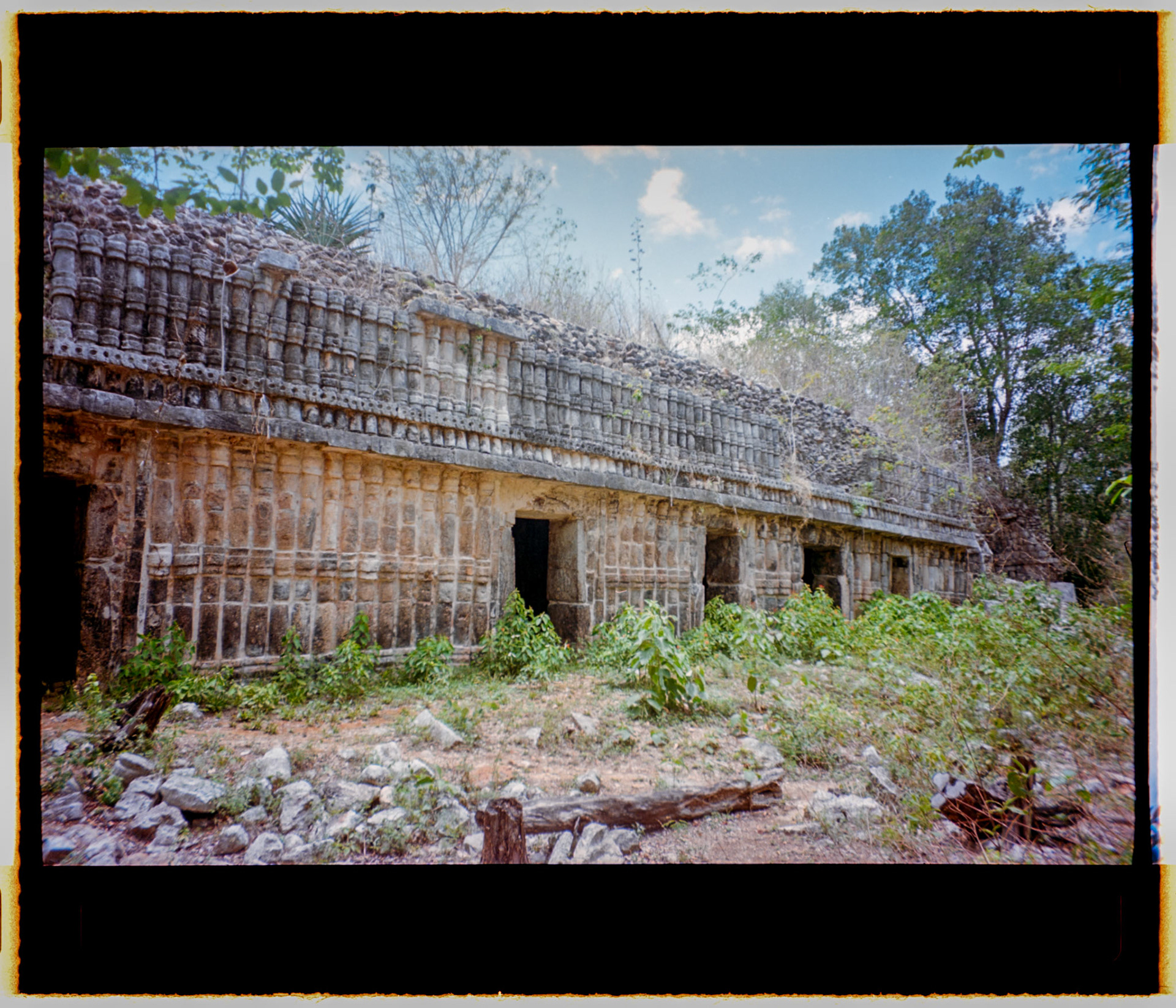 bâtiment aux colonnes en argentique