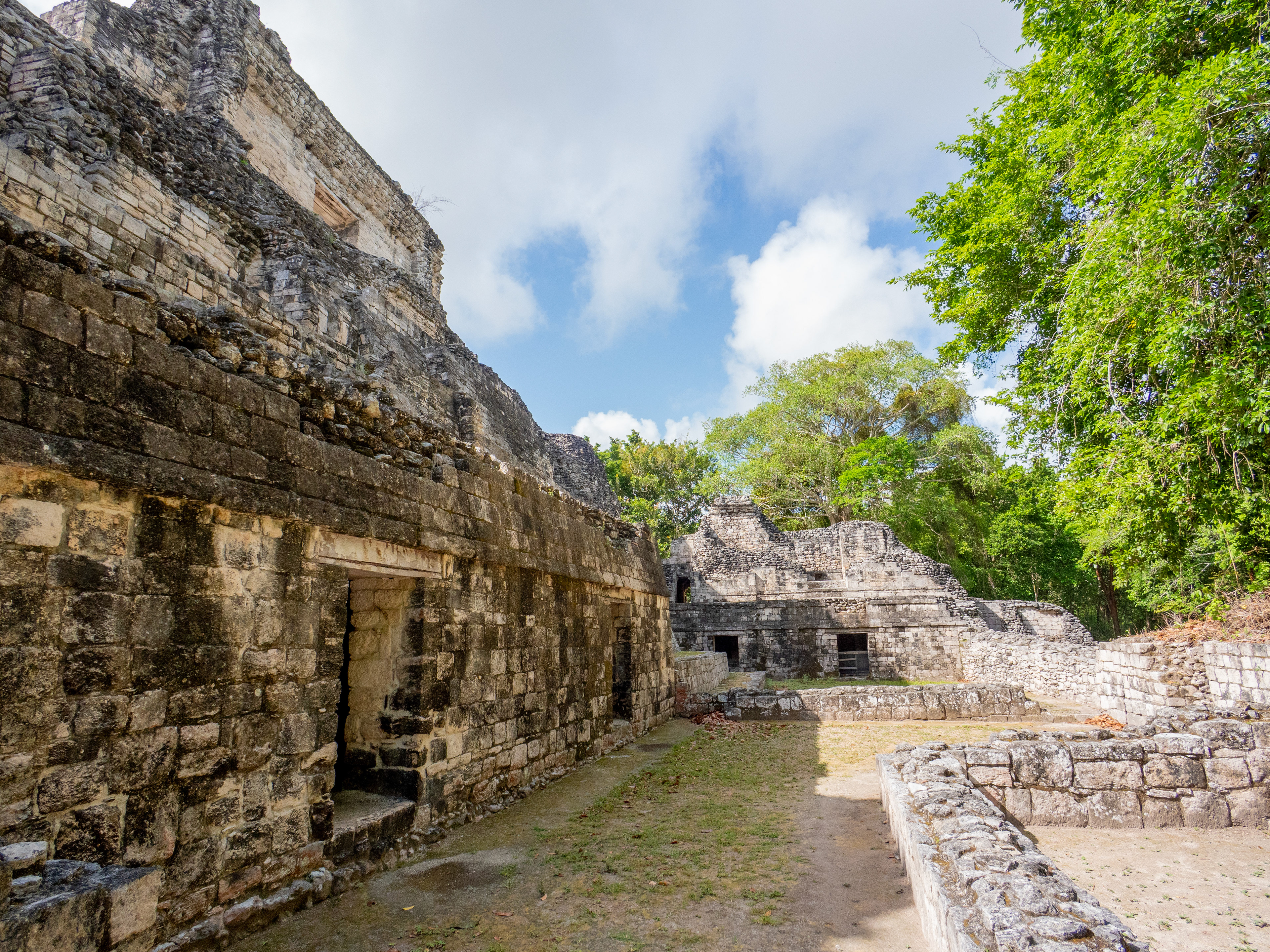 Peu de foule, peu de dégradation, on peut donc grimper sur les bâtiments