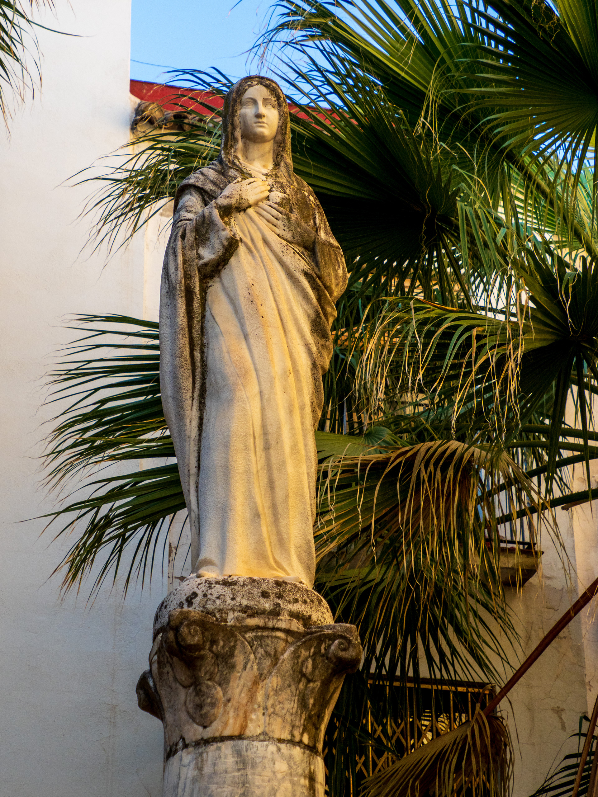 on est accueilli par une statue de la vierge