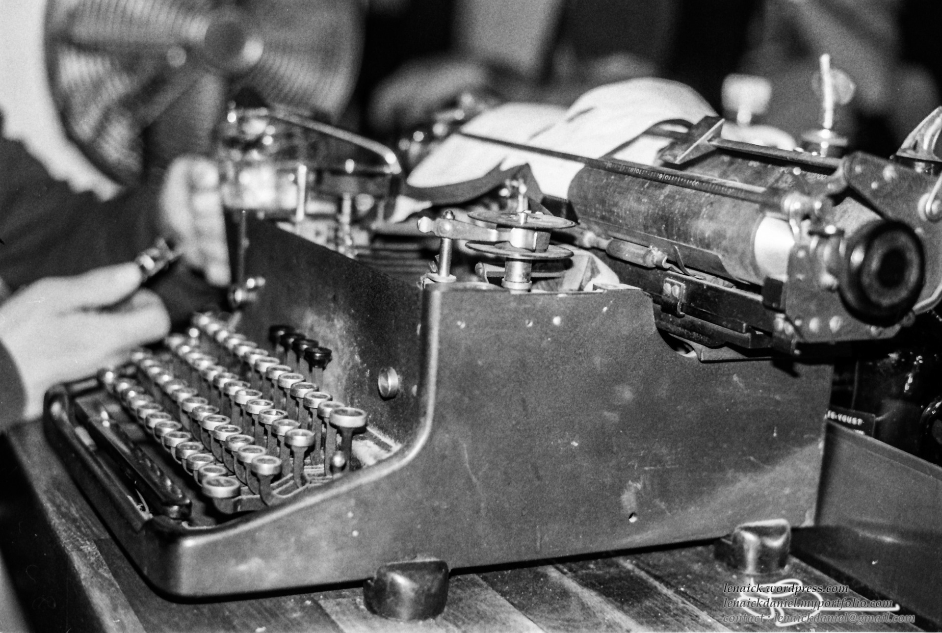 Machine à écrire dans un bar parisien