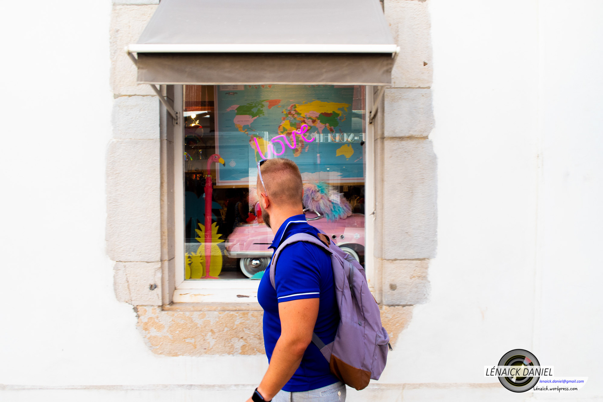 Regard vers la vitrine