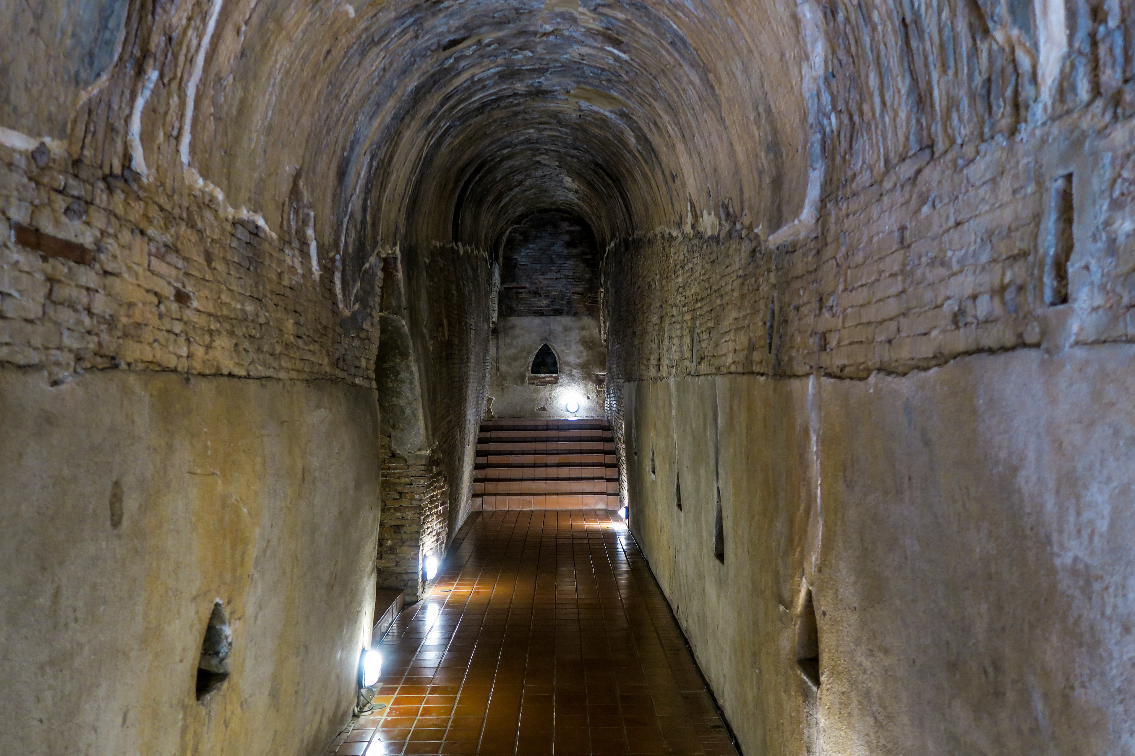 Wat Umong, les tunnels sont une originalité de ce temple