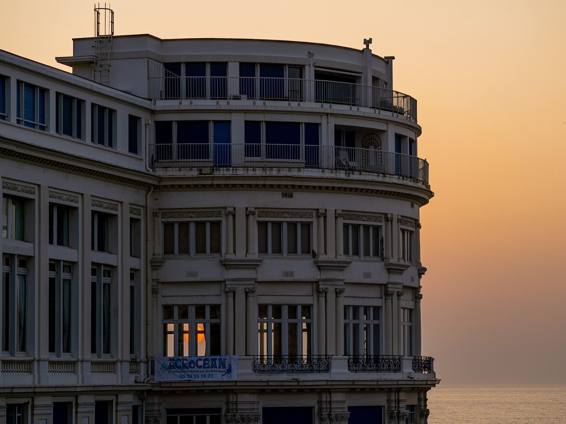 Le soleil se couche sur la salle du G7, un mois avant (Juillet 2019)