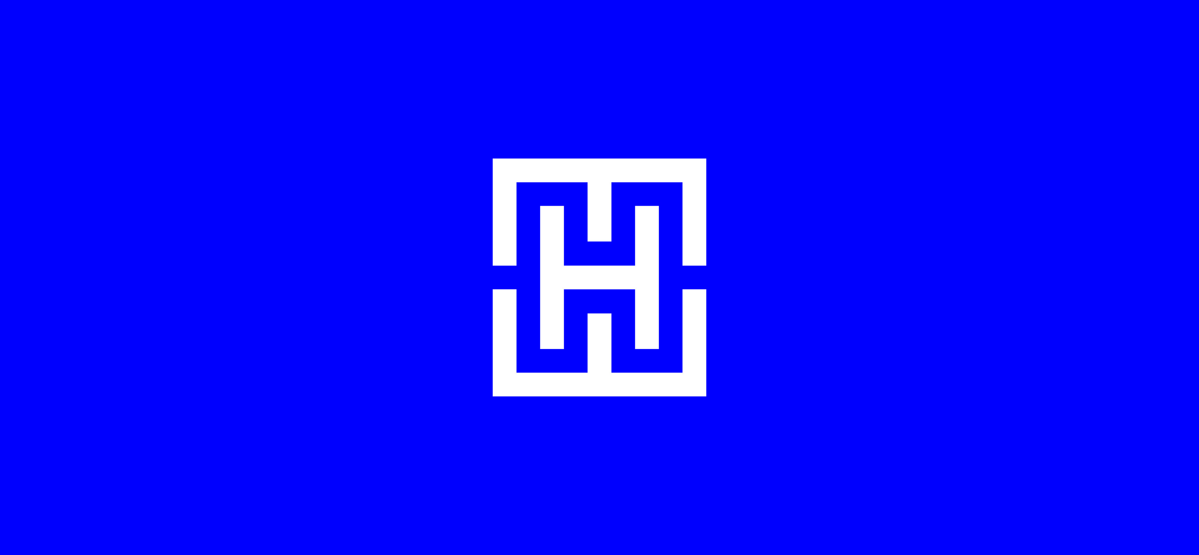 Monogramm bestehend aus M, H und W in weiß auf blauem Hintergrund