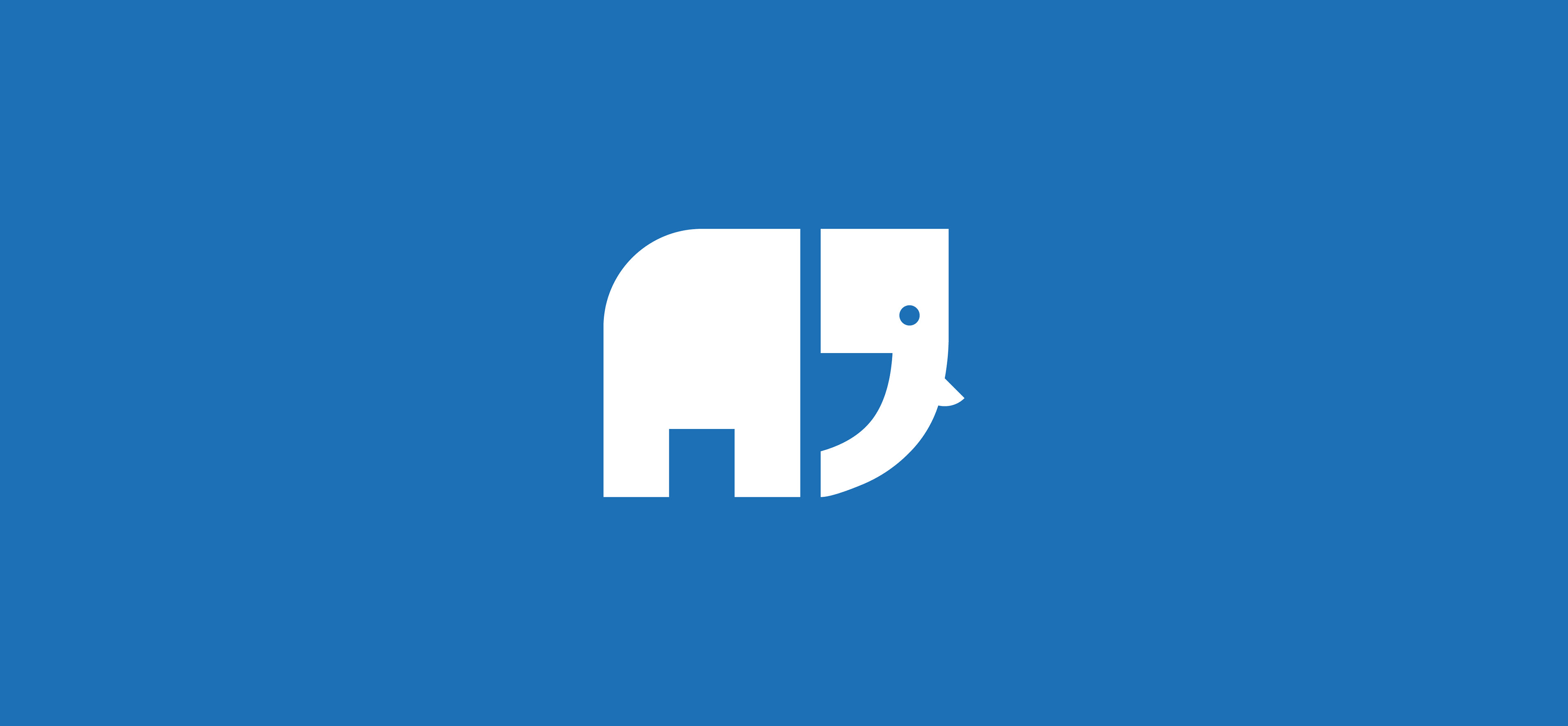 minimalistisches Logo, das einen Elefanten mit dem Komma verbindet, weißes Logo auf hellblauem Hintergrund