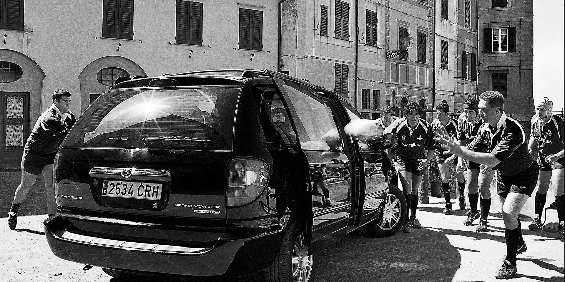 "SETTE POSTI PER SETTE EXTRA LARGE" - ITALIAN NATIONAL RUGBY TEAM FOR CHRYSLER VOYAGER - "DOVE AUTO" MAGAZINE EDITORIAL - ITALY 2005