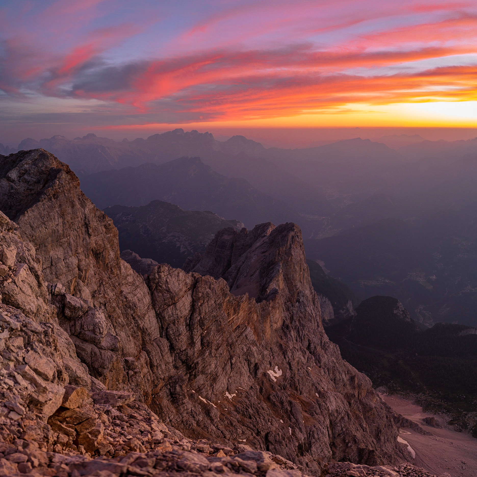 Nuvole Barocche, uno scatto dalla cima del Monte Civetta, la parete delle pareti. Gruppo montuoso nelle Dolomiti. Dalla sua cresta si ammira la maestosità della parete di oltre mille metri lungo la quale è stata scritta la storia dell'arrampicata su roccia. Il nome è un tributo alla colossale omonima via che è stata aperta su quella parete.