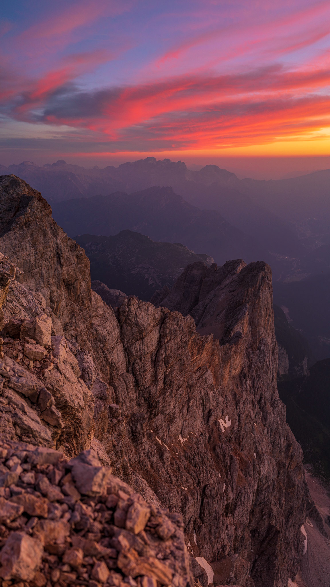 Nuvole Barocche, uno scatto dalla cima del Monte Civetta, la parete delle pareti. Gruppo montuoso nelle Dolomiti. Dalla sua cresta si ammira la maestosità della parete di oltre mille metri lungo la quale è stata scritta la storia dell'arrampicata su roccia. Il nome è un tributo alla colossale omonima via che è stata aperta su quella parete.