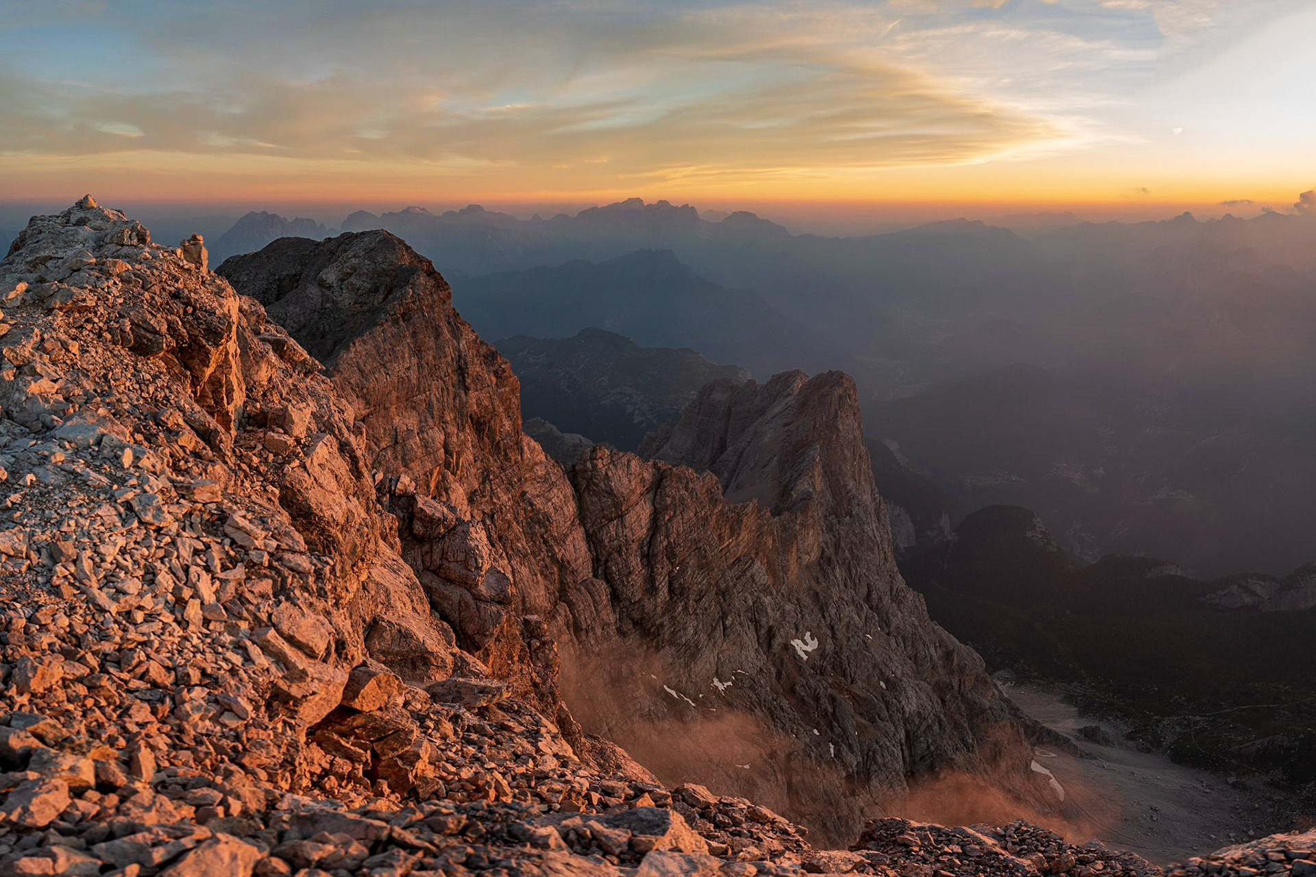 Nuvole Barocche, uno scatto dalla cima del Monte Civetta, la parete delle pareti. Gruppo montuoso nelle Dolomiti. Dalla sua cresta si ammira la maestosità della parete di oltre mille metri lungo la quale è stata scritta la storia dell'arrampicata su roccia. Il nome è un tributo alla colossale omonima via che è stata aperta su quella parete.