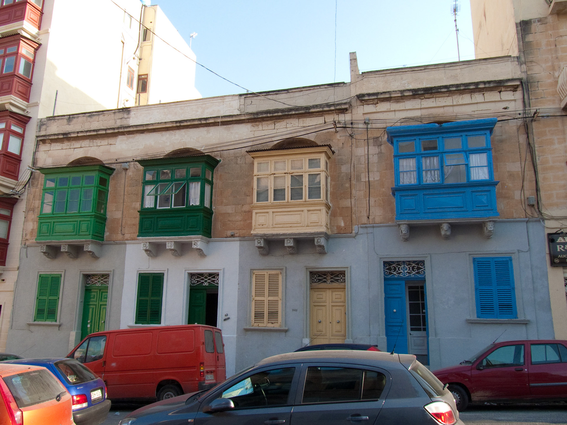 Balcons Typiques. A prioris pour voir la fête dans les rues en etant protégé du soleil. Impostation espagnole.