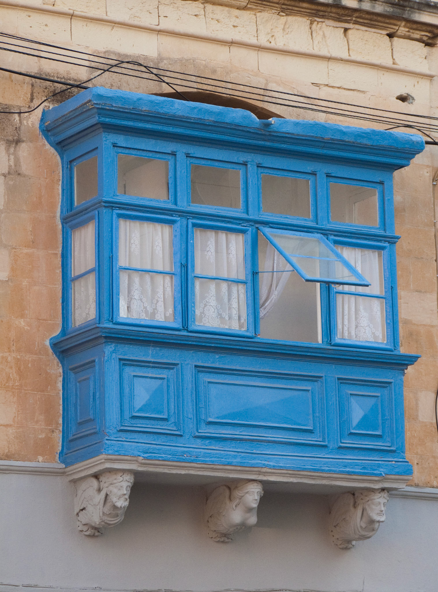 Balcons Typiques. A prioris pour voir la fête dans les rues en etant protégé du soleil. Impostation espagnole.