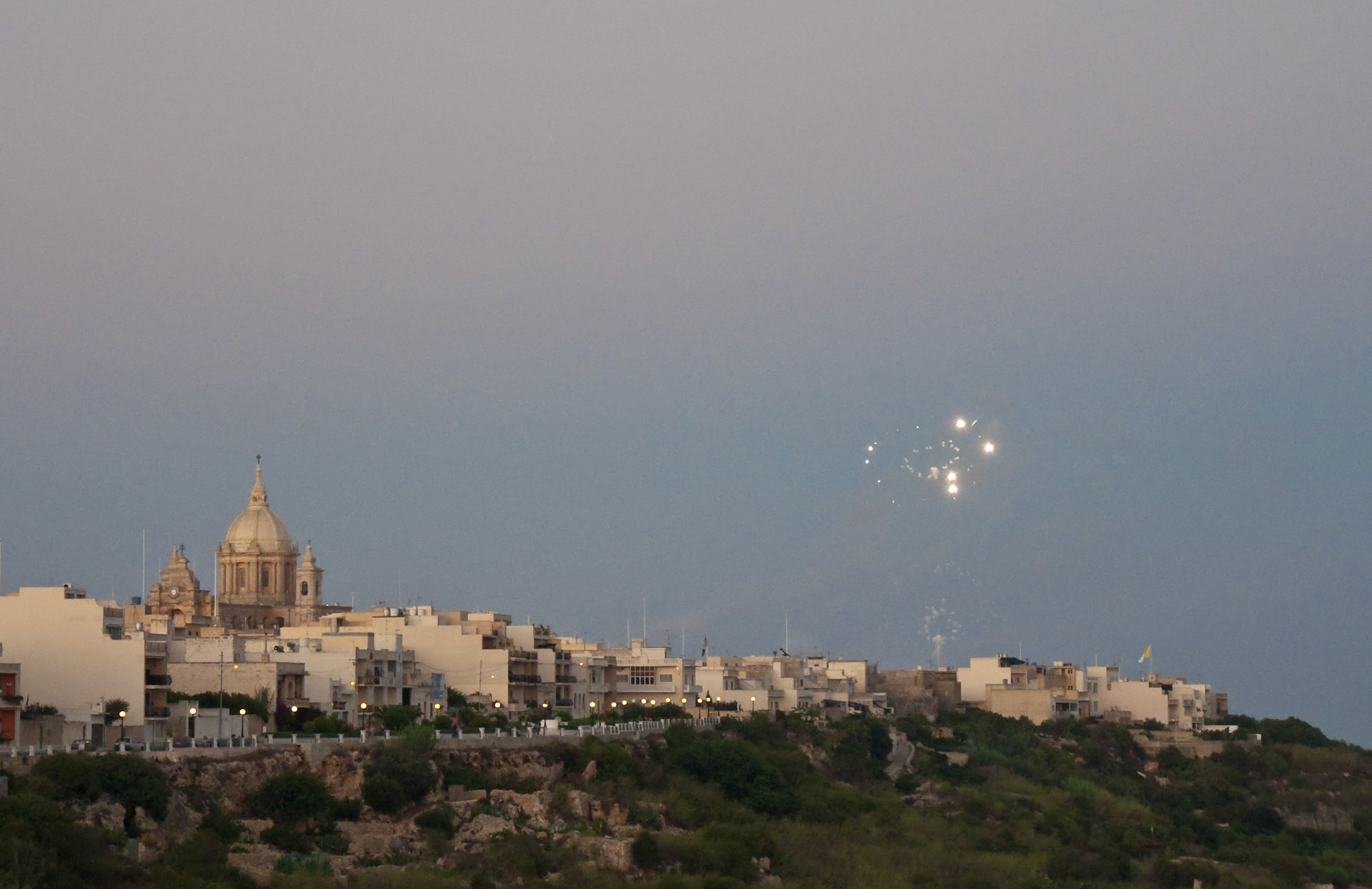 Spécificité locale. Le feu d'artifice en plein jour. En plus cela dure de 18h à 23h