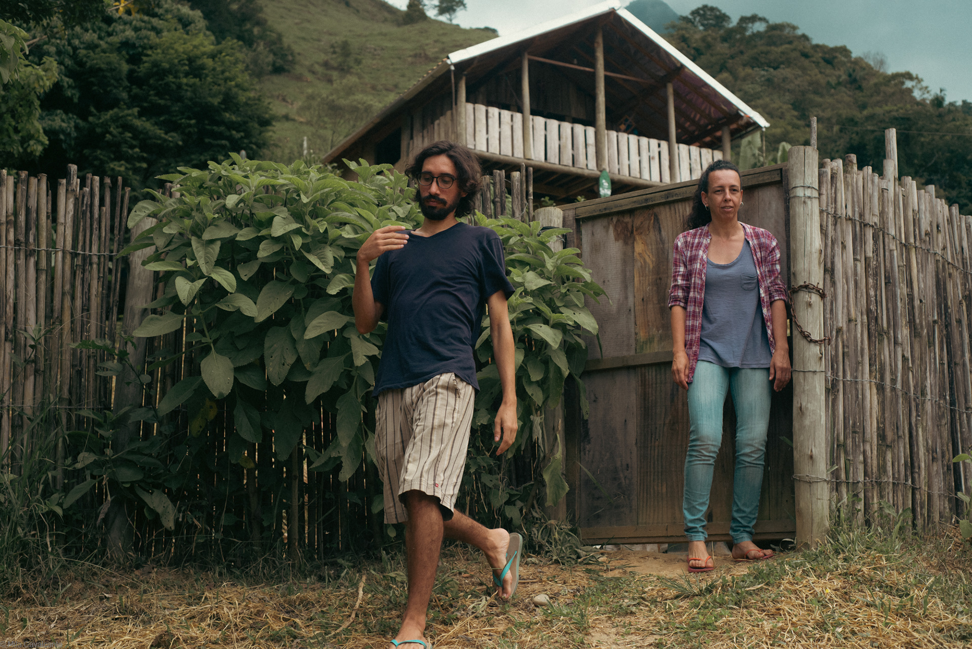 Daniel Jopert e Pollyanna Masseli em frente casa/atelie É de barro