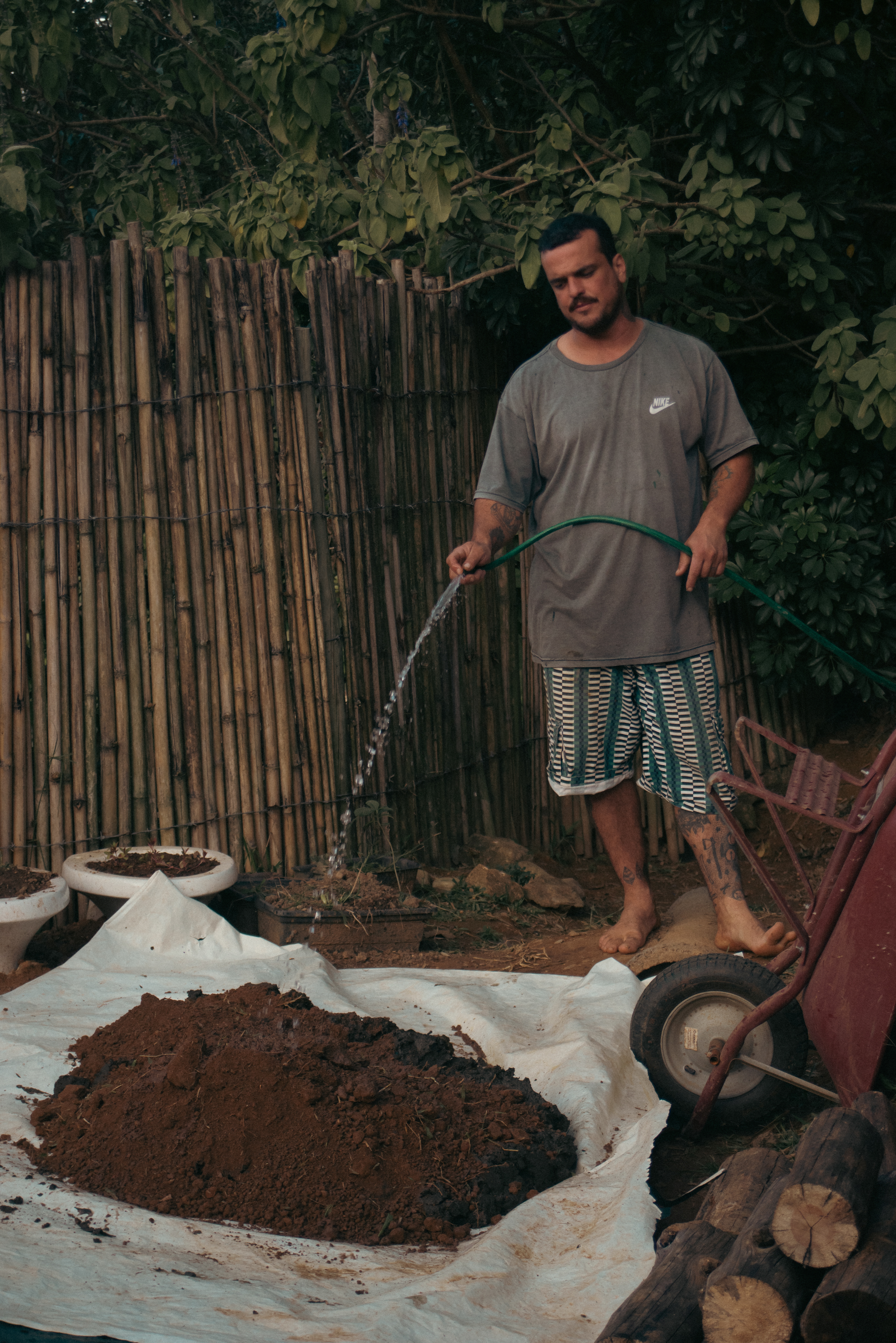 Danilo preparando o barro