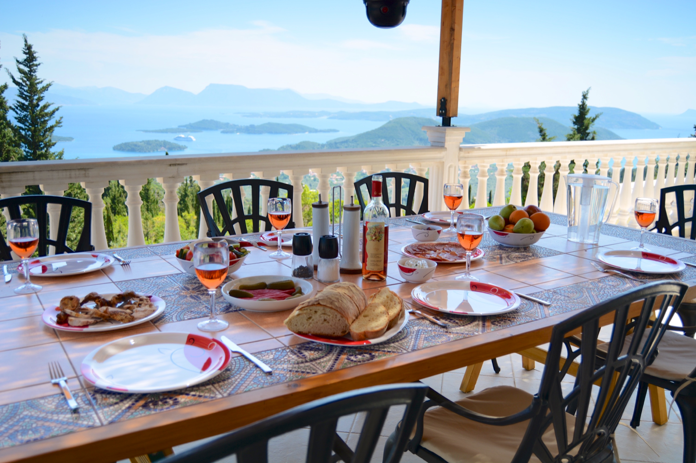 Eat on the terrace - drink in the view