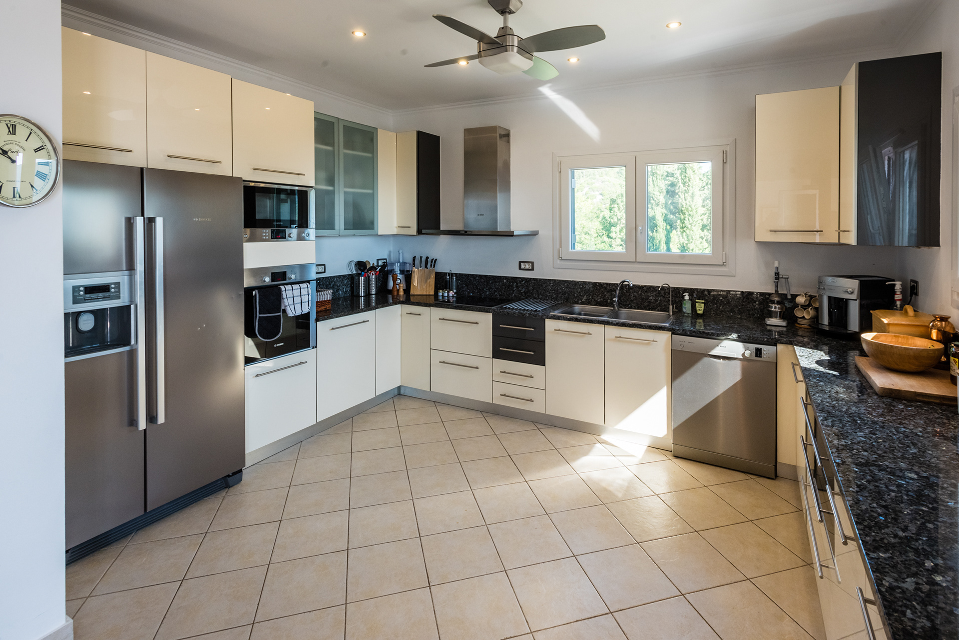 Fully equipped kitchen
