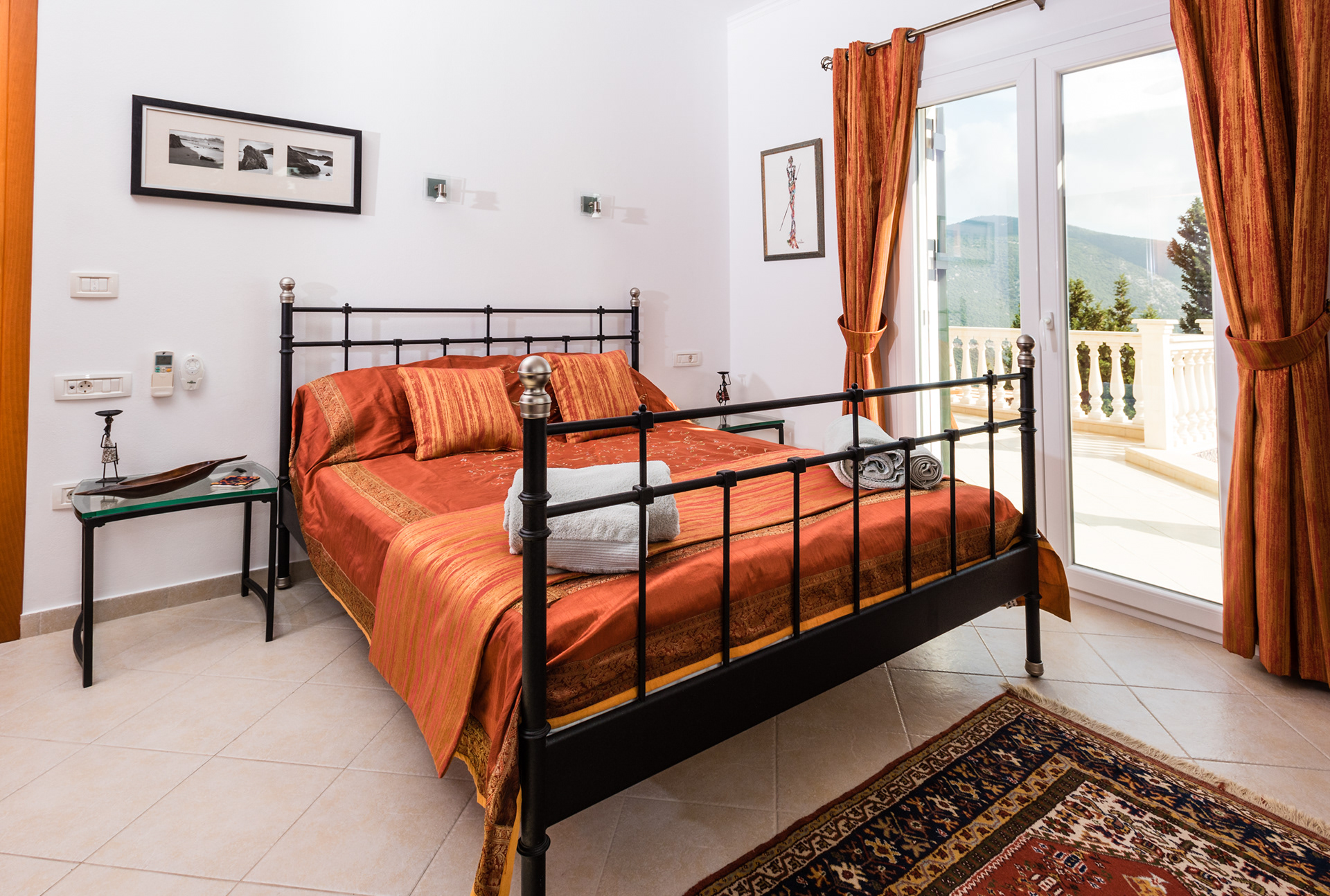 Warm tones, king bed and sunshine – the perfect bedroom for lazy holiday mornings