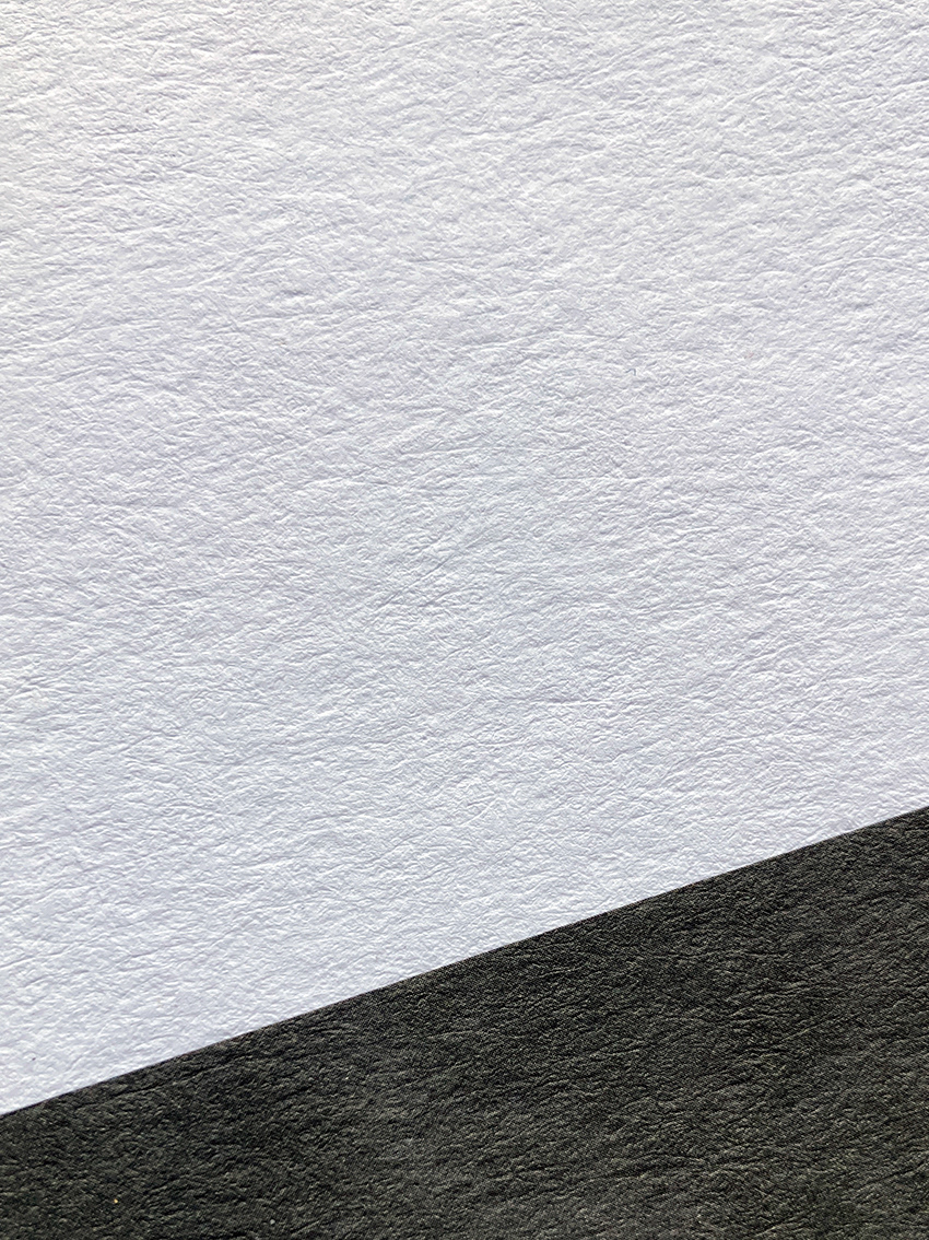 Umschlagpapier "Heidi" von Gmund, 100% Recycling mit Einschlüssen, jeder Bogen ein Unikat. Die Struktur erinnert an Gestein, der Name ist von einer Heidelberg-Druckmaschine inspiriert, kann aber auch mit den überschrittenen Almen assoziiert werden