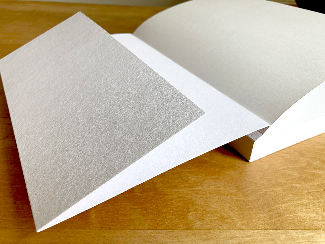 Das Umschlagpapier begeistert durch seine Haptik