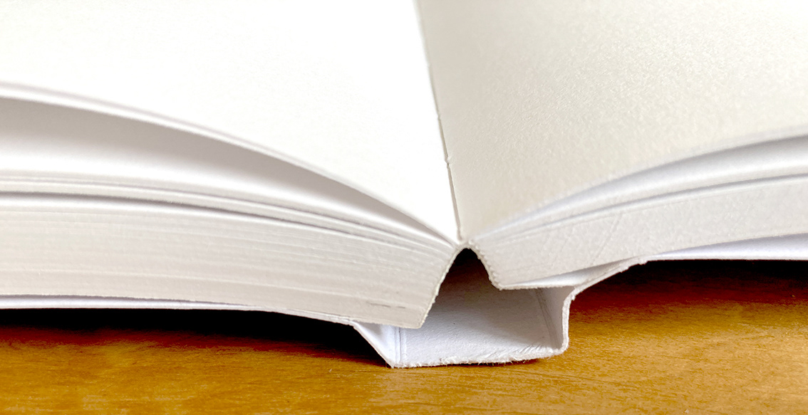 Fadenheftung und OTA-Bindung, damit sich das Buch gut aufschlagen lässt