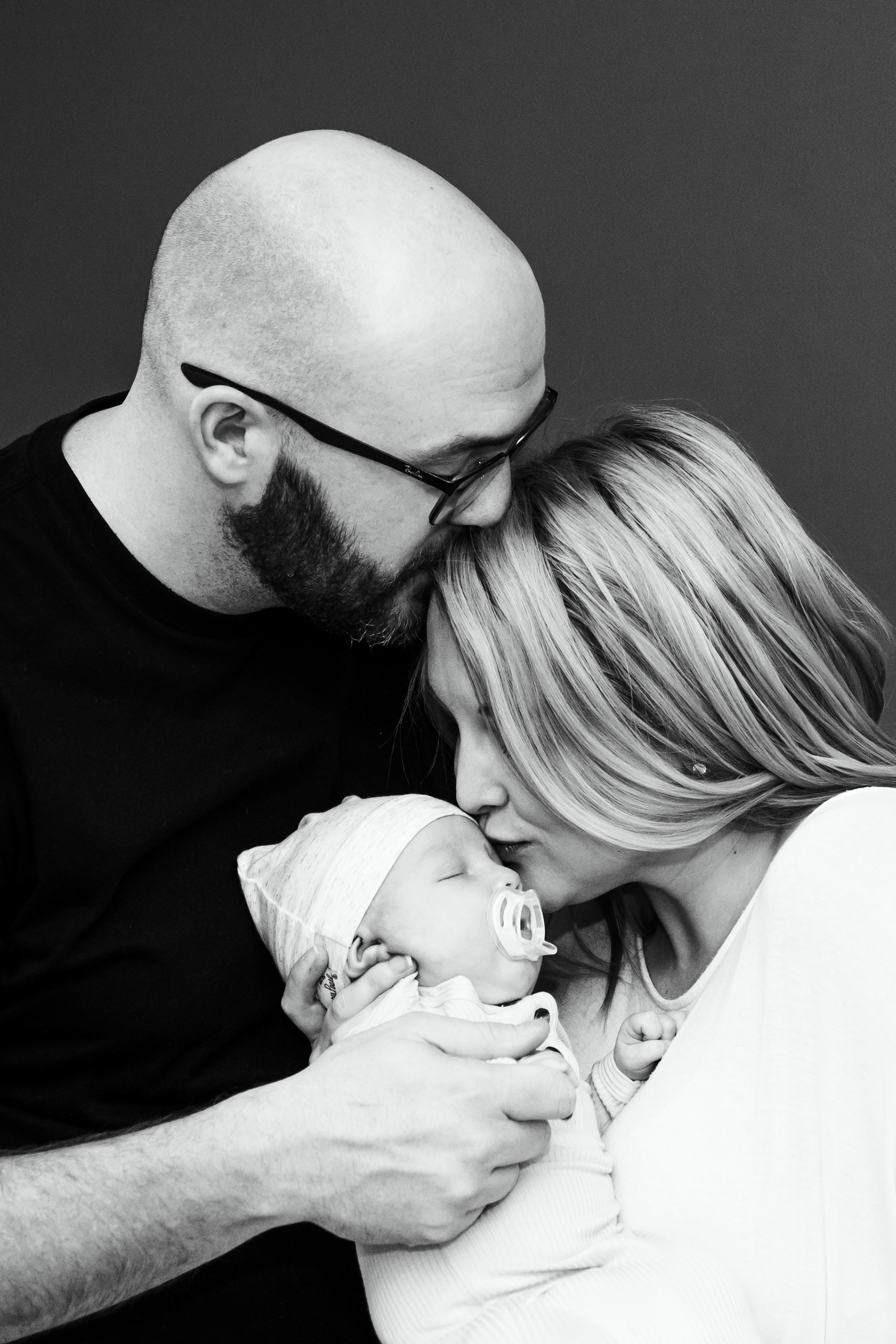Newborn chain of kissing