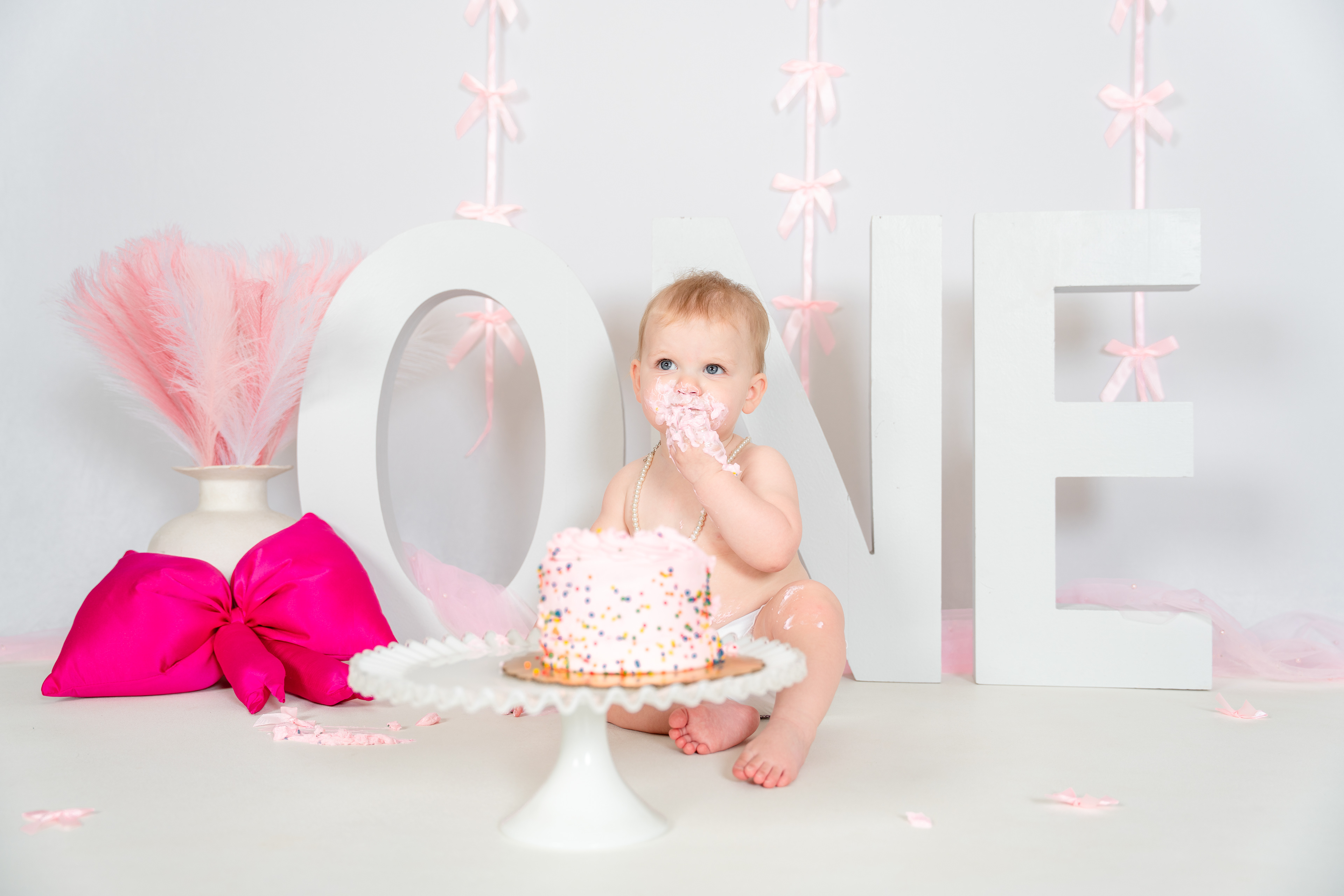 Simple bow themed Cake Smash Session