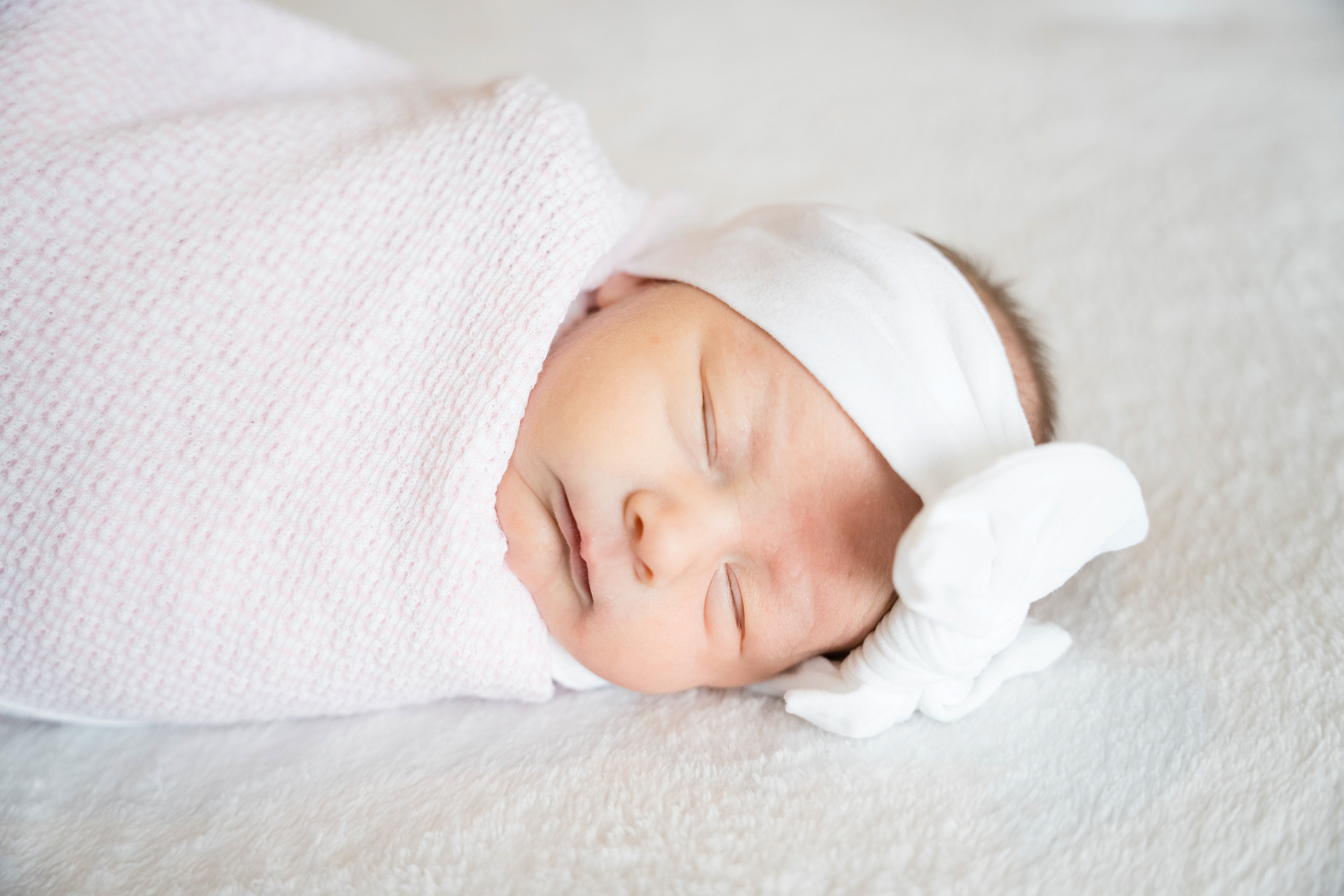 Newborn sleeps at newborn lifestyle session