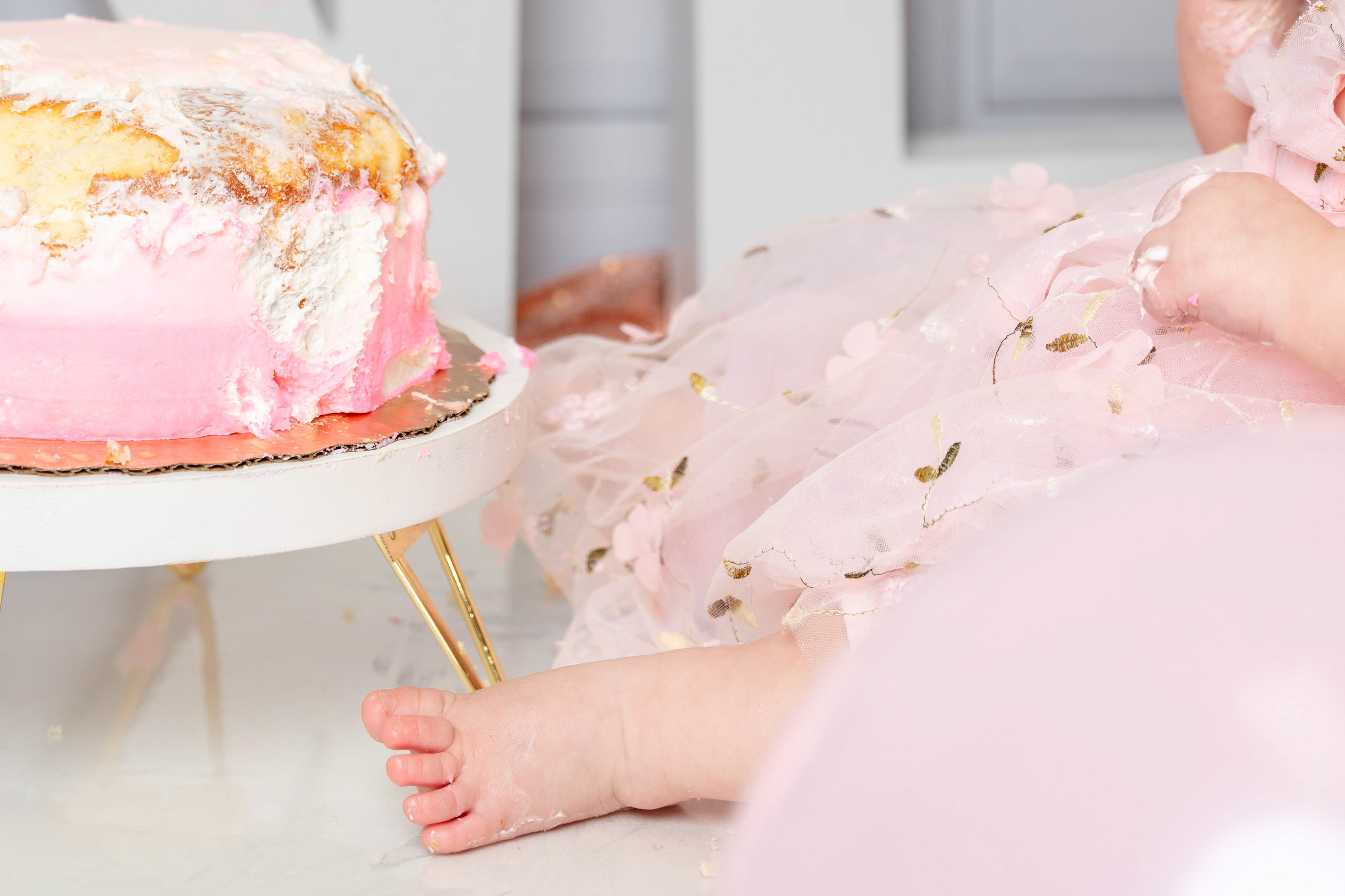 Details during a cake smash session